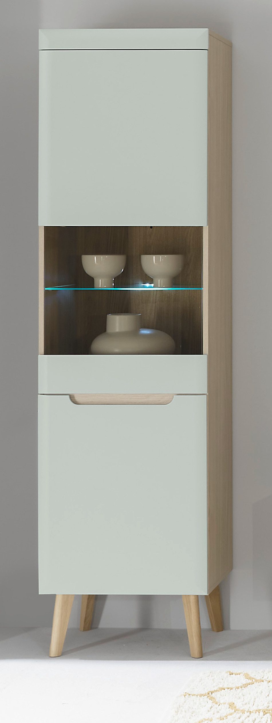 Furn.Design Vitrine Isgard (Vitrinenschrank in Pistazie matt und Eiche, 2-türig, 53 x 197 cm) mit Soft-Close-Funktion