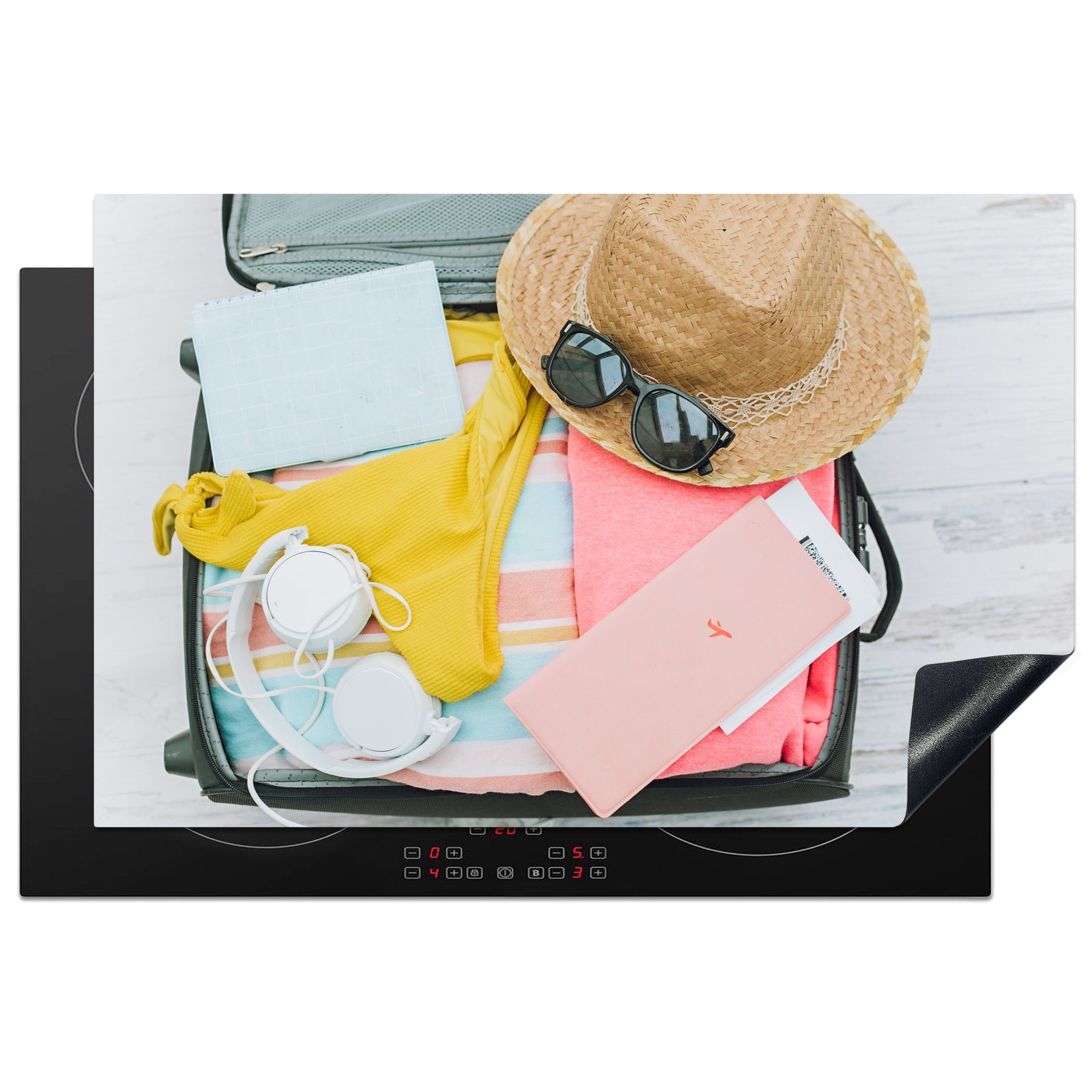 MuchoWow Herdblende-/Abdeckplatte Bild liegt, Koffer Schutz die einer Vinyl, 81x52 cm, Hut einem auf einem Sonnenbrille, für (1 küche, in die tlg), Ceranfeldabdeckung Induktionskochfeld