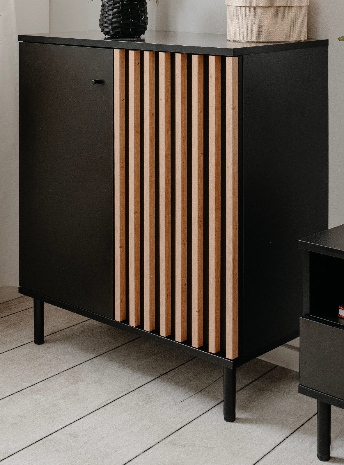 Furn.Design Kommode Biella (in schwarz und Eiche Artisan, 80 x 90 cm), Anti Fingerabdruck Beschichtung