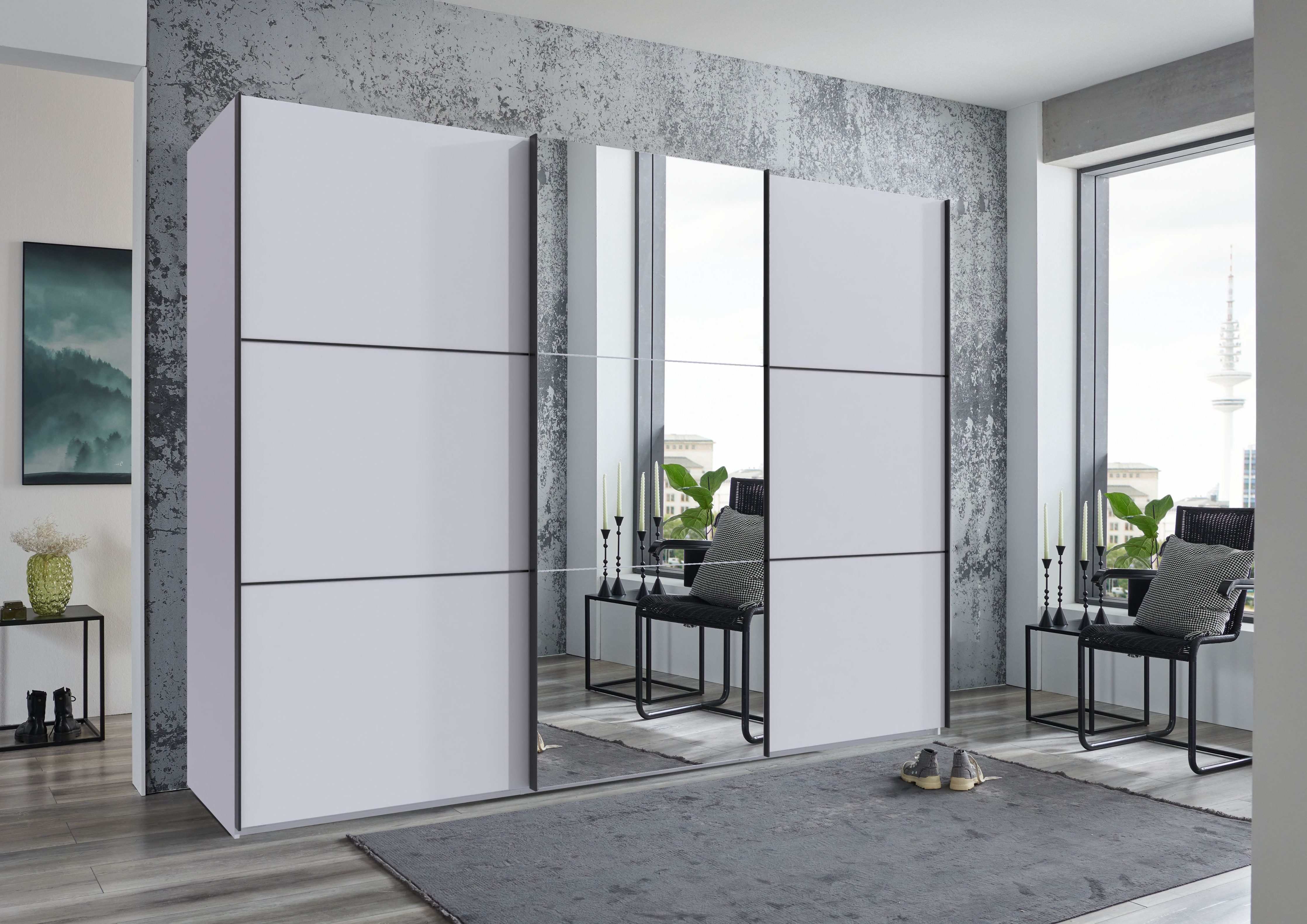 luma-home Schwebetürenschrank 22019 (3-türiger Kleiderschrank mit Vollausstattung als optimale Stauraumlösung) B300/H216/T65 cm in Weiß mit Spiegel und schwarzen Griffleisten