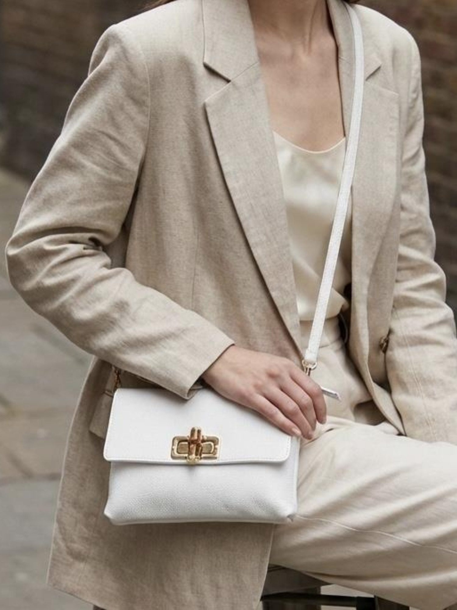 BRISE TASCHE Schultertasche Brise - Leder Kleine Umhängetasche mit Bambusverschluss, Verstellbarer Schulterriemen, Crossbody Tasche