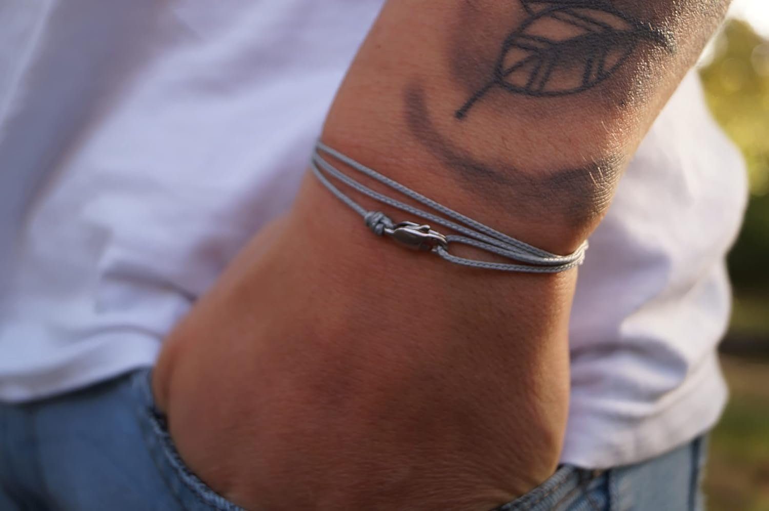 Made by Nami Wickelarmband Minimalistisches Armband mit Karabinerhaken Herren Armband Damen, Maritimes Armband Wasserfest & Verstellbar Grau Silber
