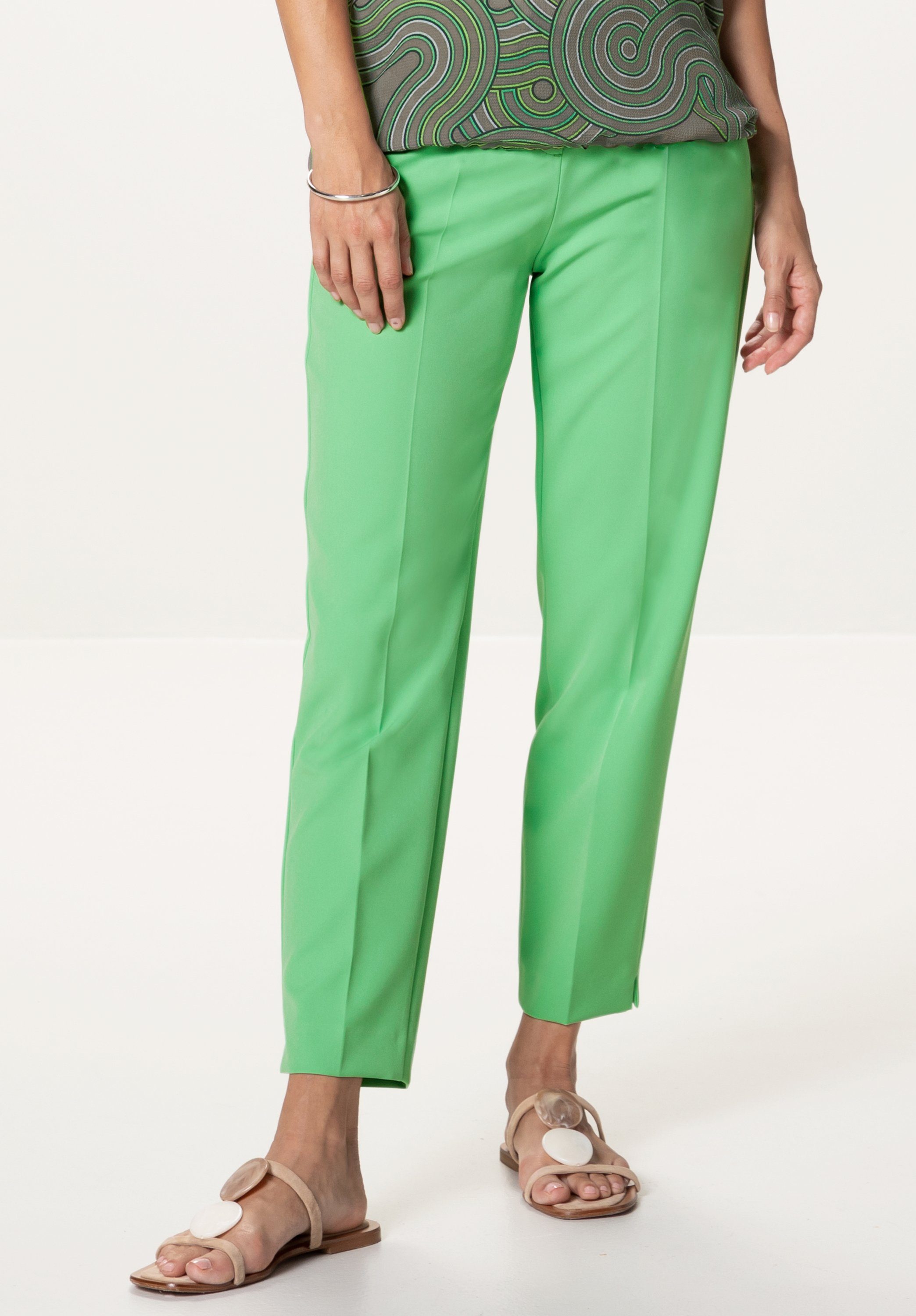 bianca Stretch-Hose SIENA in absoluter Trendfarbe mit angesagten Details