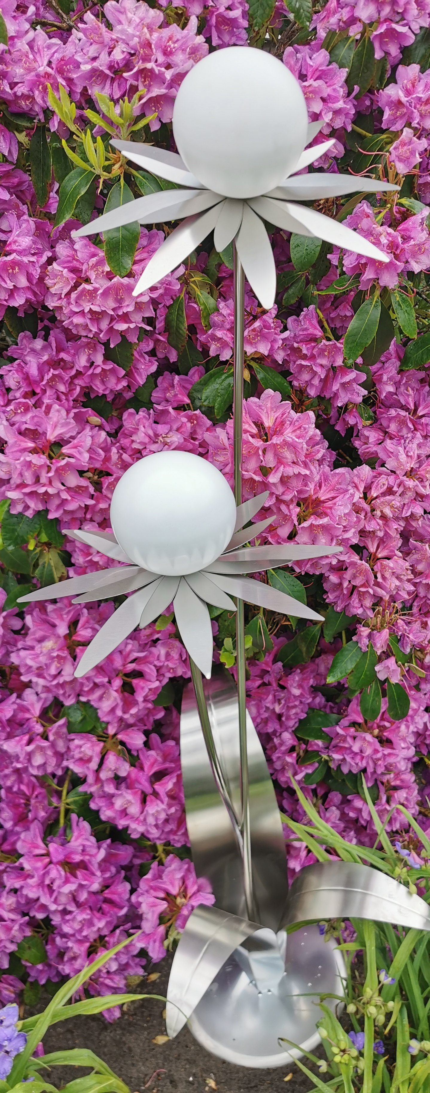 Jürgen Bocker Garten-Ambiente Gartenstecker Skulptur Blume Milano Edelstahl 120 cm Kugel weiß matt Standfuß