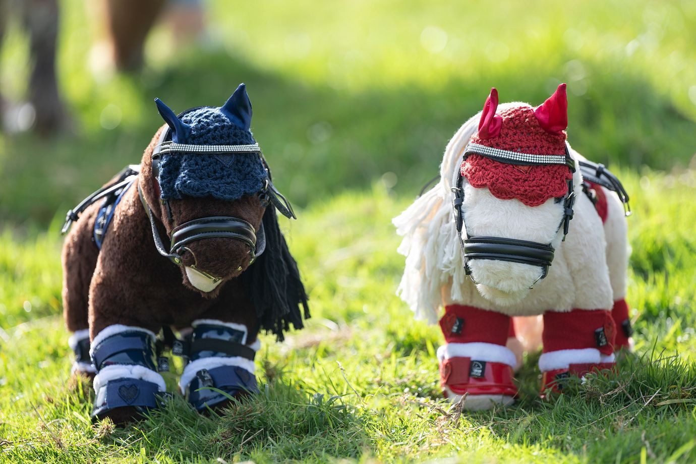 HKM Kuscheltier Cuddle Pony Set: Schabracke, Haube, Bandagen, Gamaschen, Hufglocken