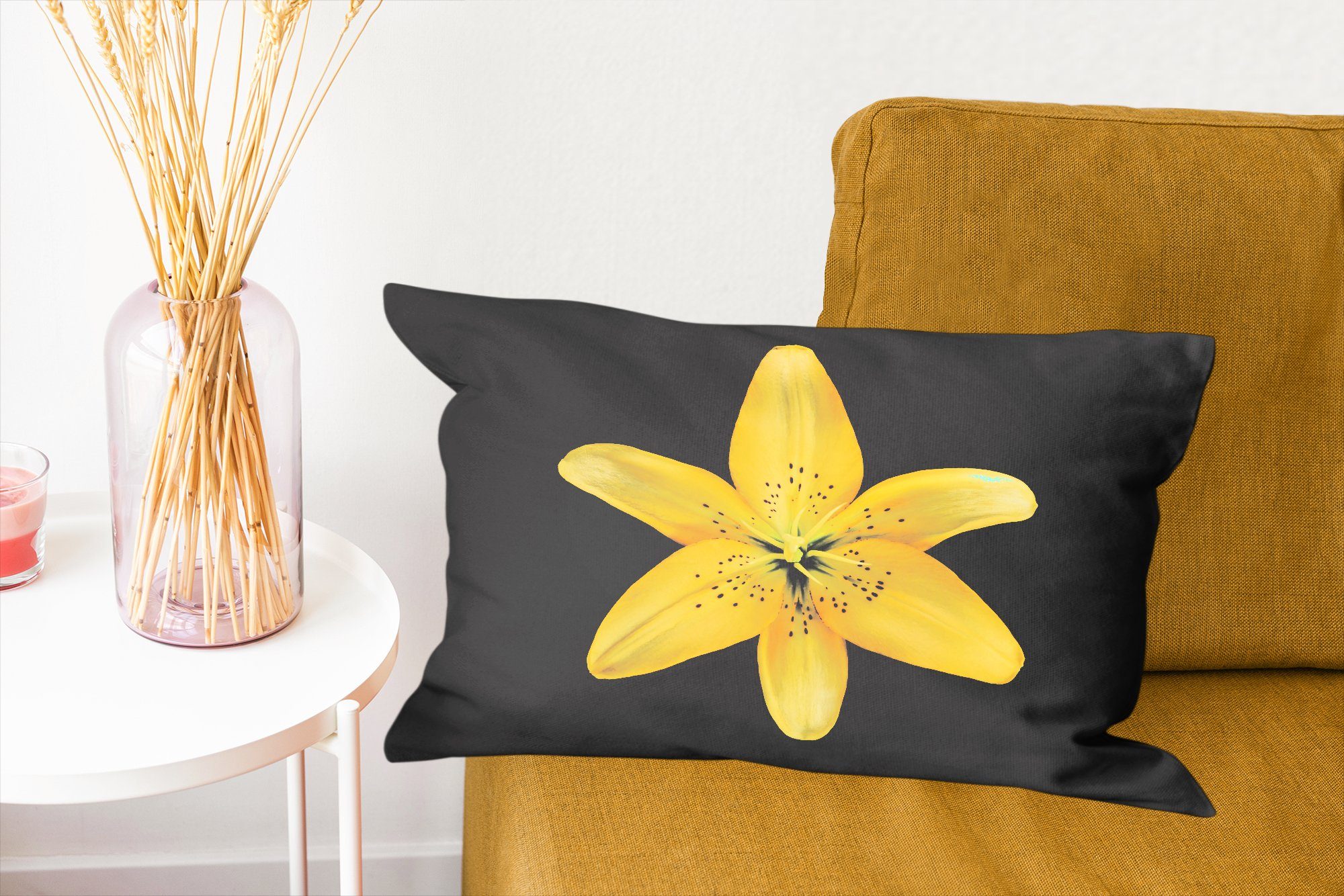 Dekokissen Dekoration, Wohzimmer auf MuchoWow Zierkissen, Eine Dekokissen Hintergrund, mit Füllung, schwarzem Schlafzimmer gelbe Lilienblüte