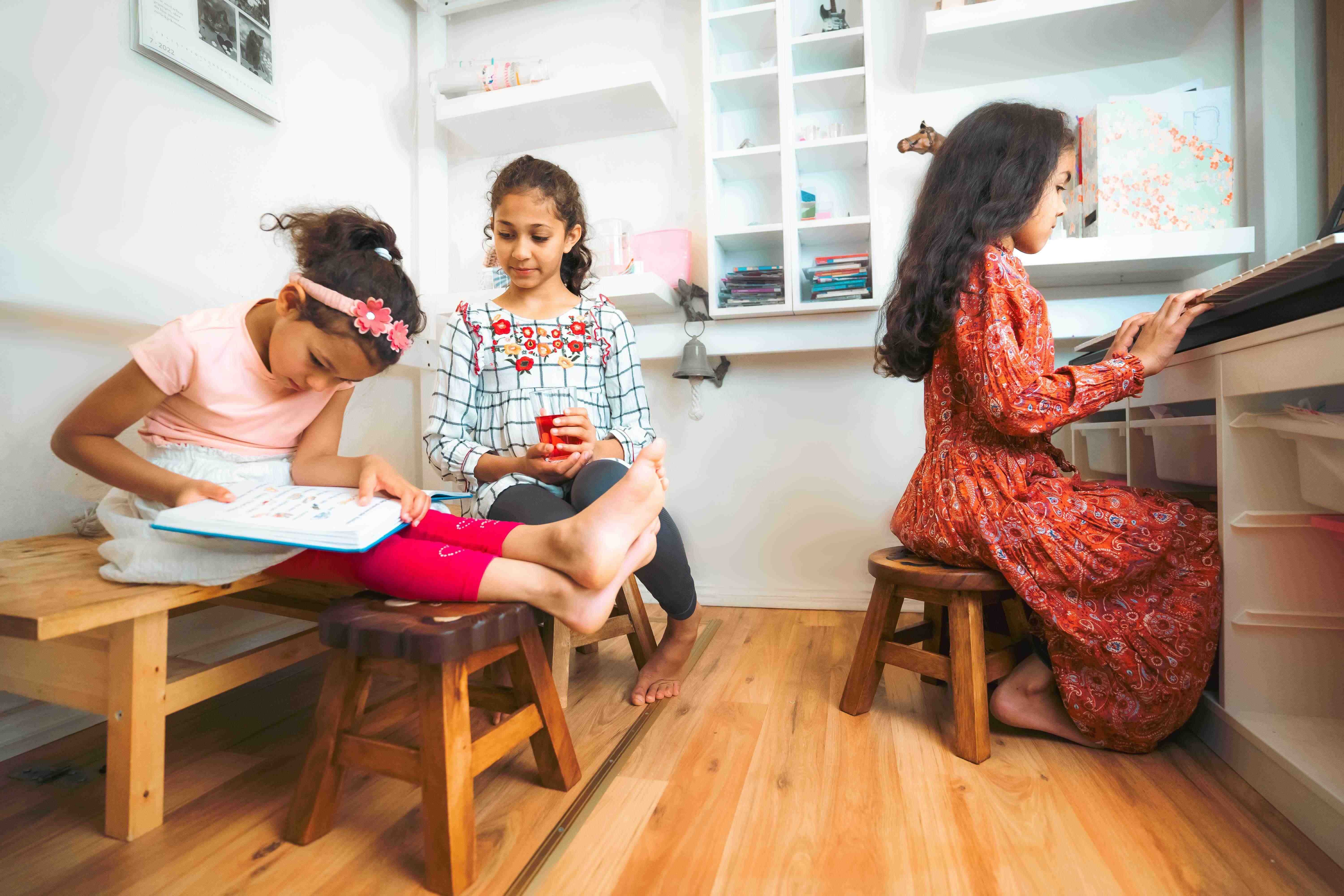 HUZK Kinderhocker Käfer, Stabiler hocker aus Holz – Perfekte Sitzgelegenheit für Kinderzimmer
