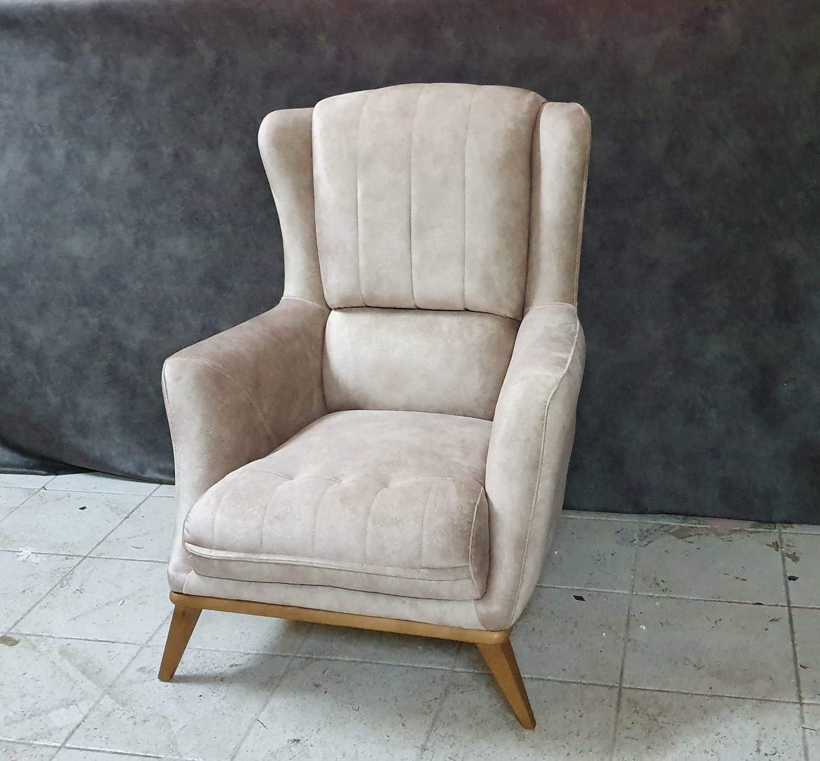 JVmoebel Sessel Beige Textilsessel mit Holzfüßen und hochwertiger Polsterung (Sessel), Made in Europa