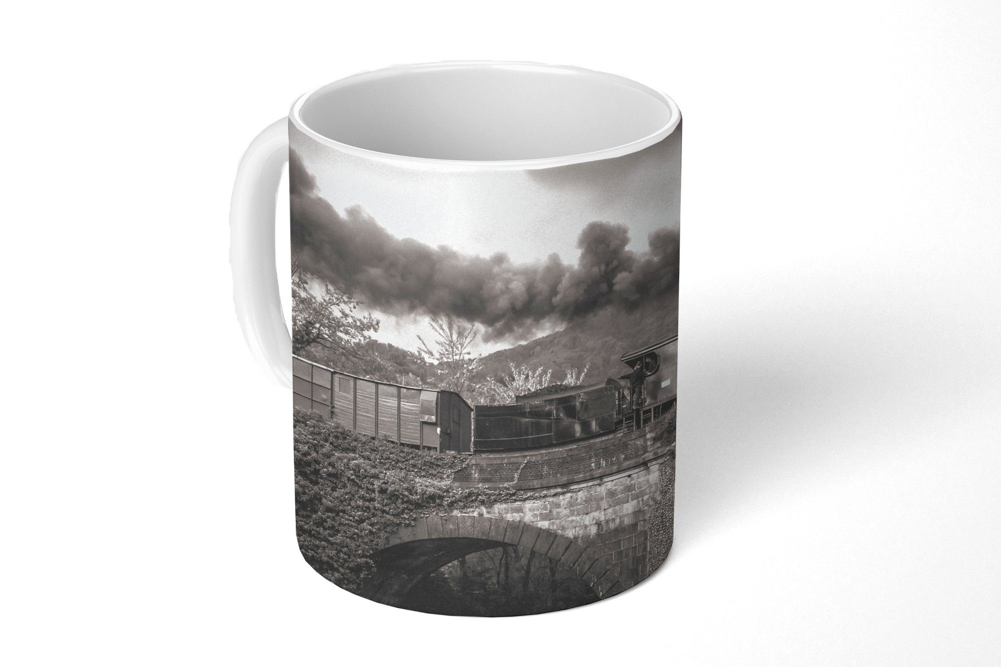 MuchoWow Tasse Schwarz-Weiß-Fotografie eines Dampfzuges, der eine Brücke überquert, Keramik, Kaffeetassen, Teetasse, Becher, Teetasse, Geschenk