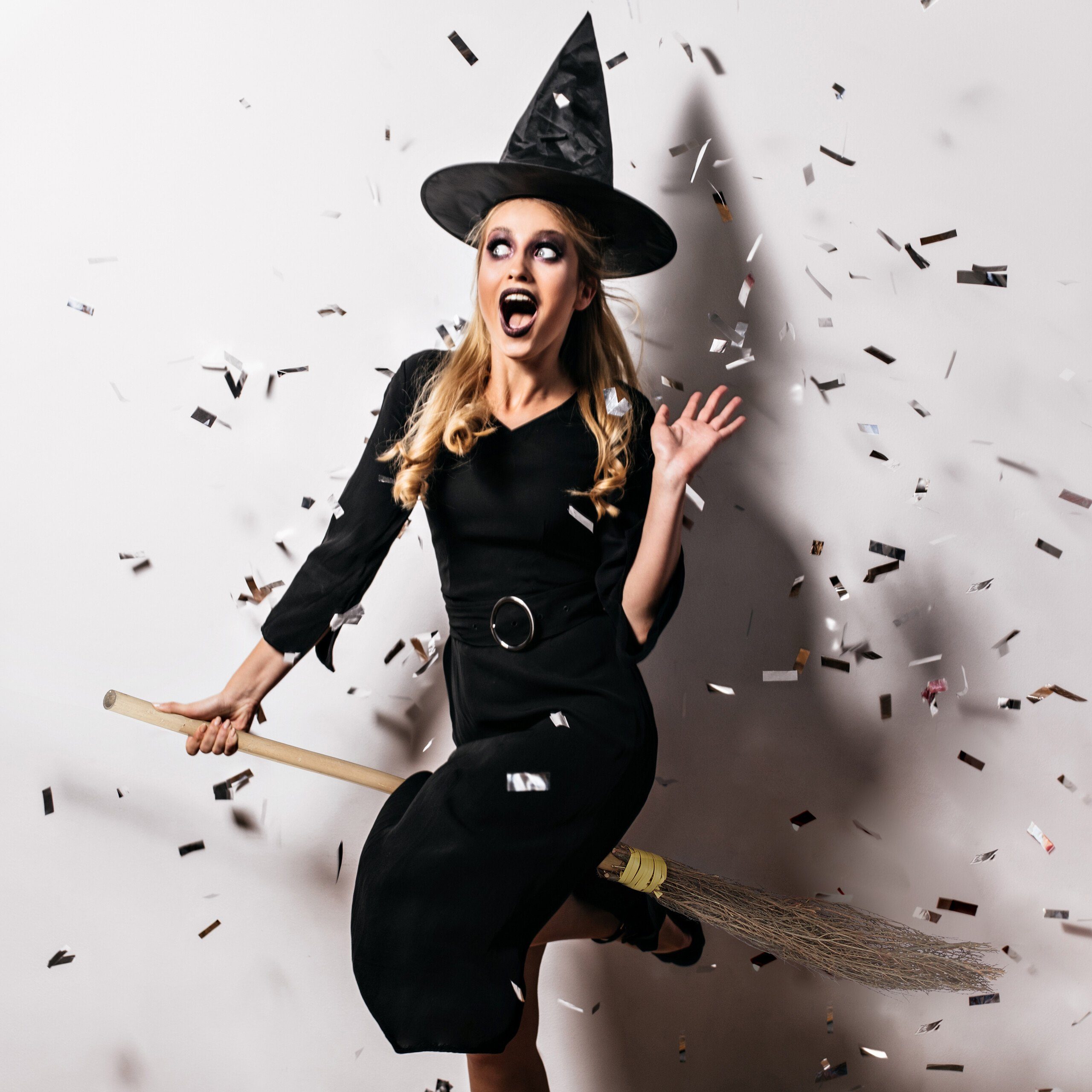 relaxdays Hexen-Kostüm Bambus Hexenbesen 2er Set