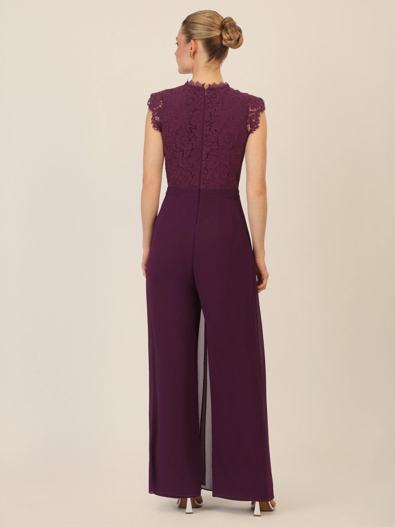 Apart Jumpsuit mit Spitzenoberteil und weitem Bein
