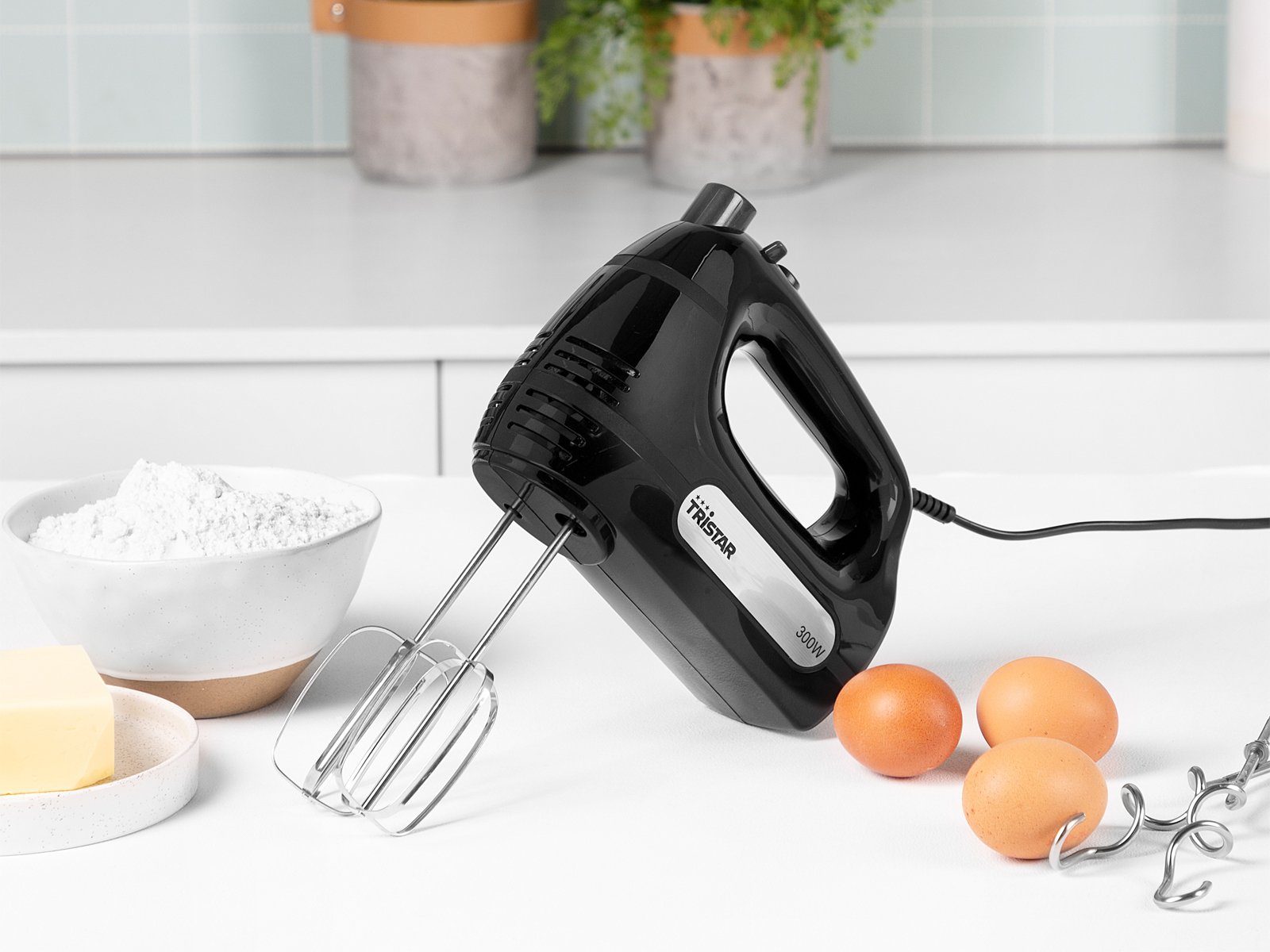 Tristar Handmixer, 300 W, Hand-Rührgerät Rührmaschine, 2 Quirle & 2 Knethaken Turbo Handrührer