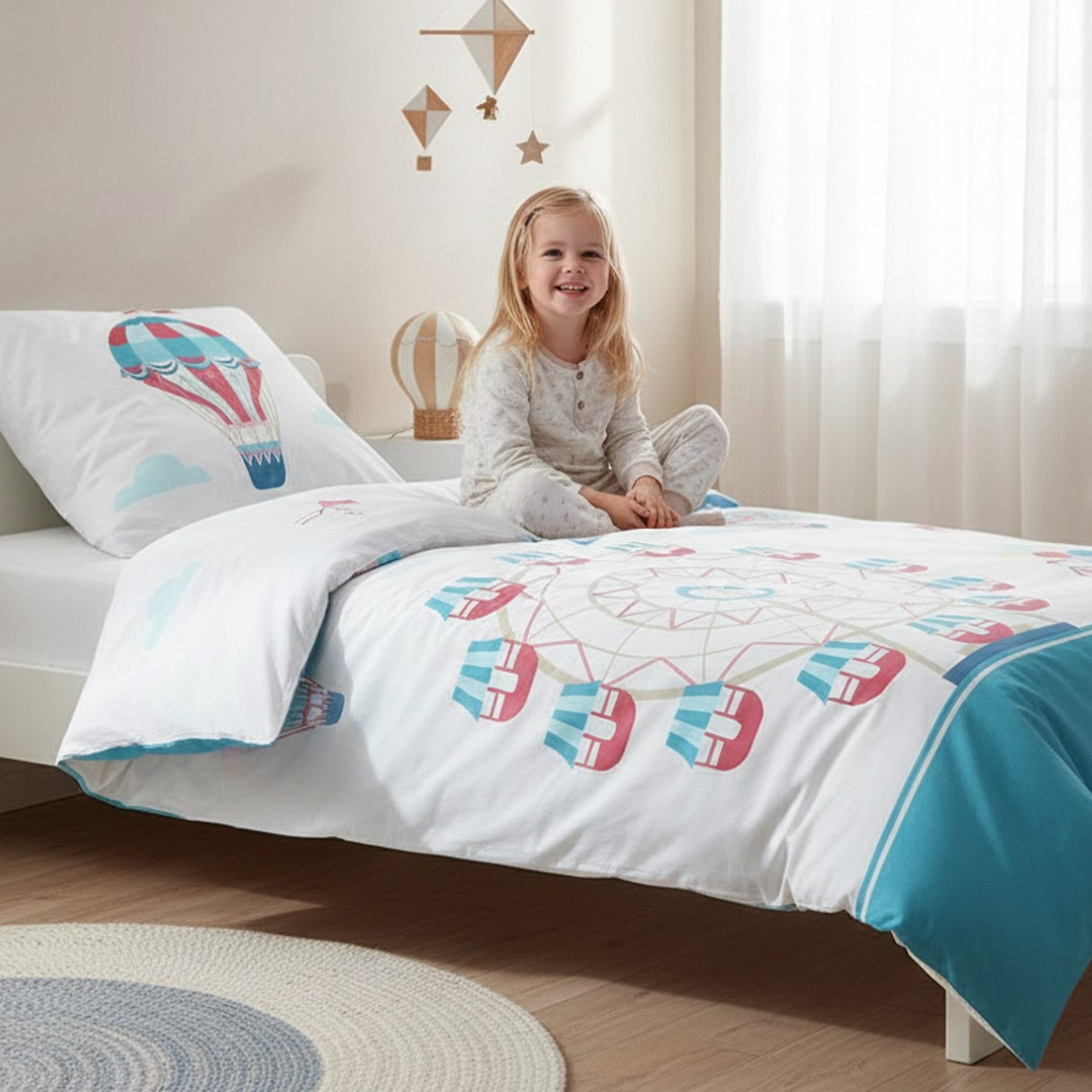 MTOnlinehandel Kinderbettwäsche Pastell 135x200 cm Renforcé, Heißluftballons, 100% Baumwolle, 2 teilig, Jahrmarkt-Motiv mit Riesenrad, Wolken und Feuerwerk.