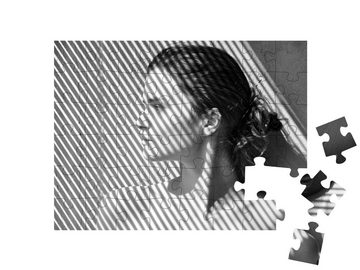 puzzleYOU Puzzle Junge Frau vor dem Schatten einer Jalousie, 48 Puzzleteile, puzzleYOU-Kollektionen Fotokunst