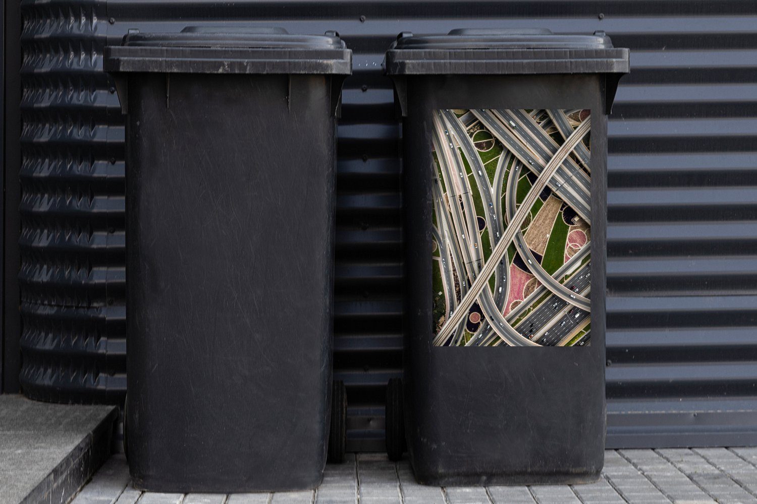 St), Wandsticker Container, MuchoWow der Sticker, aus Abfalbehälter Mülleimer-aufkleber, (1 Mülltonne, Vogelperspektive Straßen Dubais
