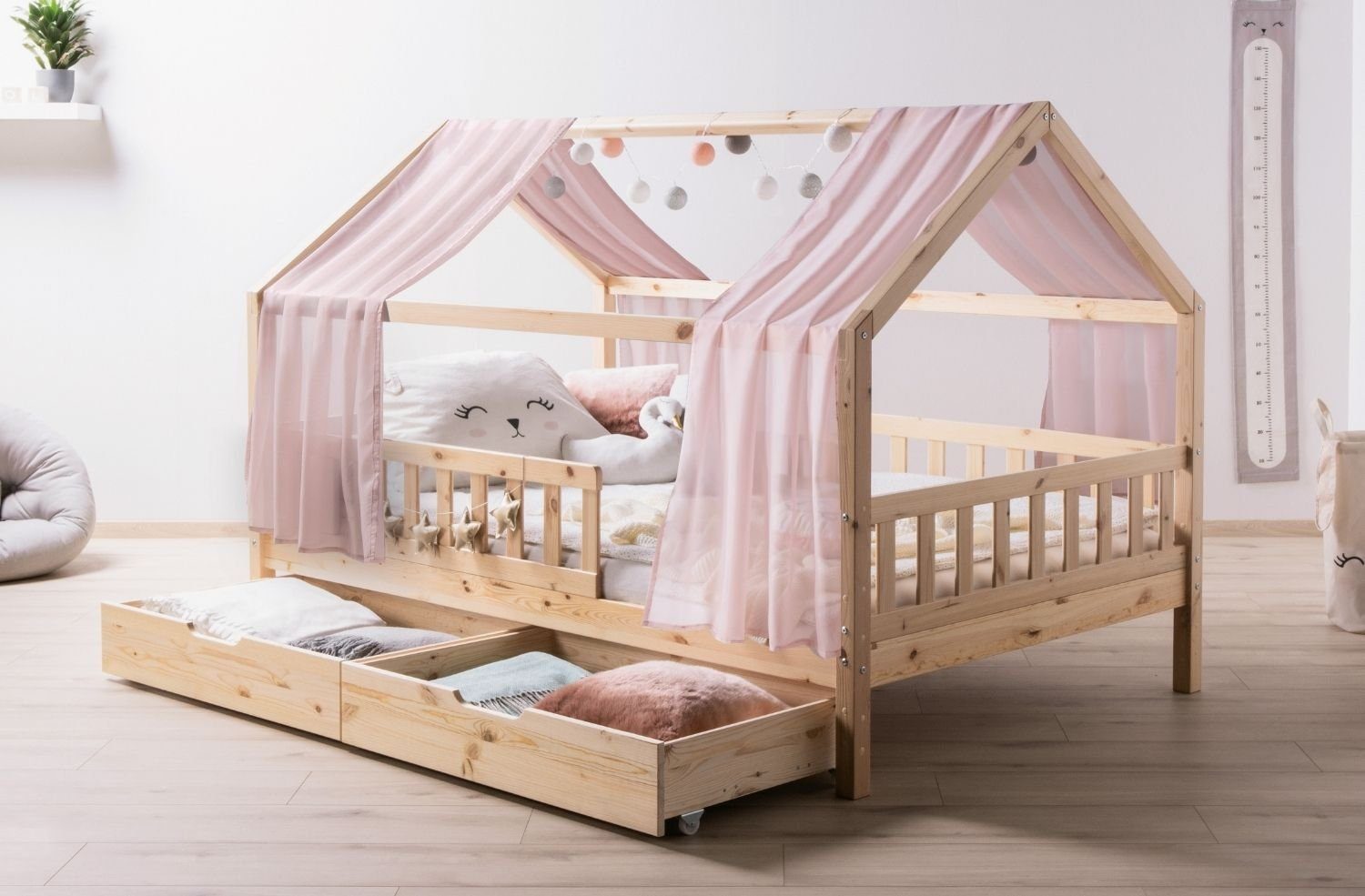 Ticaa Hausbett Kim mit Rausfallschutz und Schubkasten aus Kiefer, Kinderbett 120x200, inkl. Tüll-Set, mit Rollrost