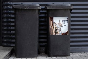 MuchoWow Wandsticker Sacré-Coeur mit malerischer Straße (1 St), Mülleimer-aufkleber, Mülltonne, Sticker, Container, Abfalbehälter