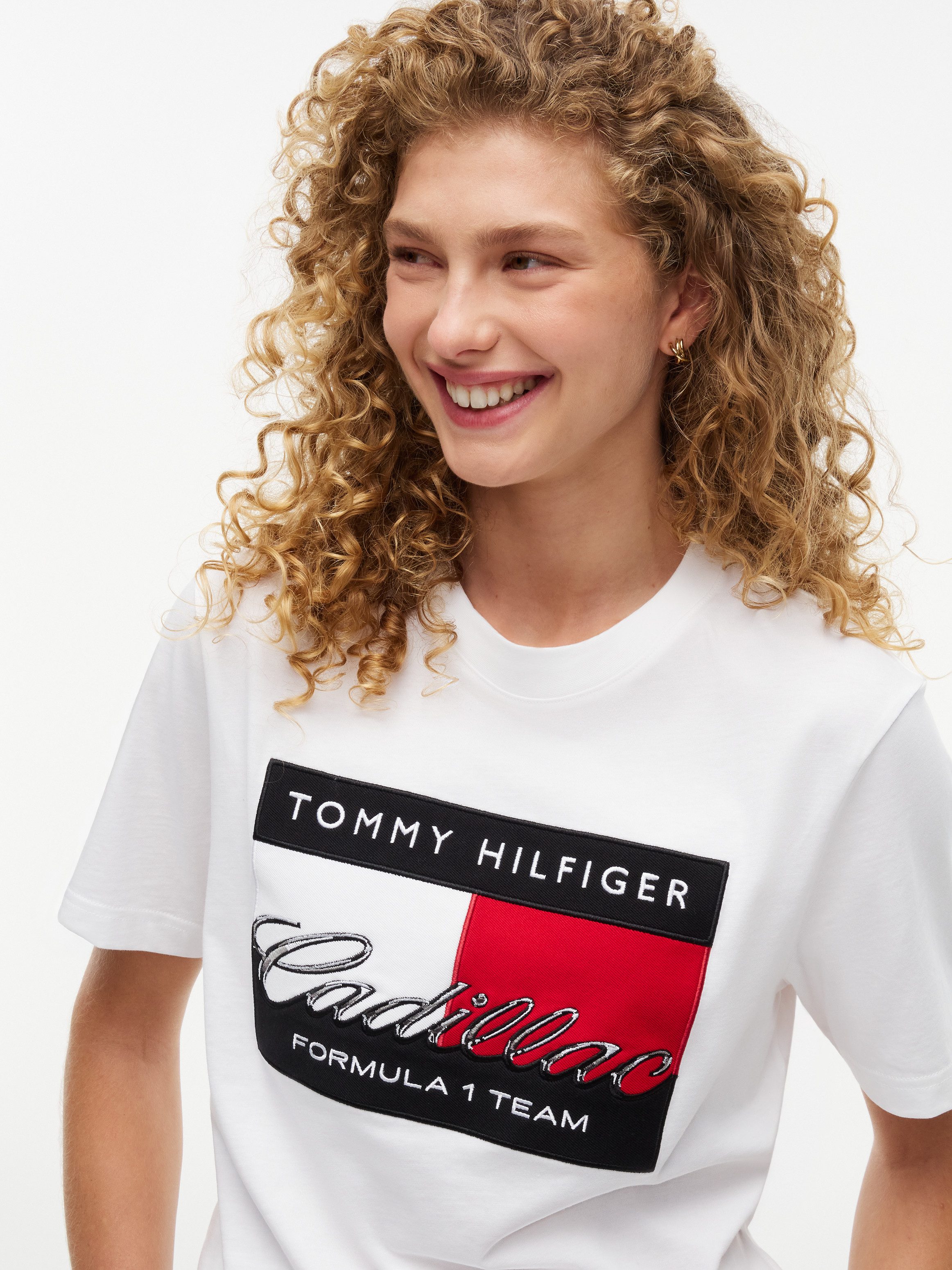 Tommy Hilfiger T-Shirt TH x Cadillac Formula 1® Team GRAPHIC FLAG aus Baumwoll-Jersey, Unisex – Bild 4 von 5