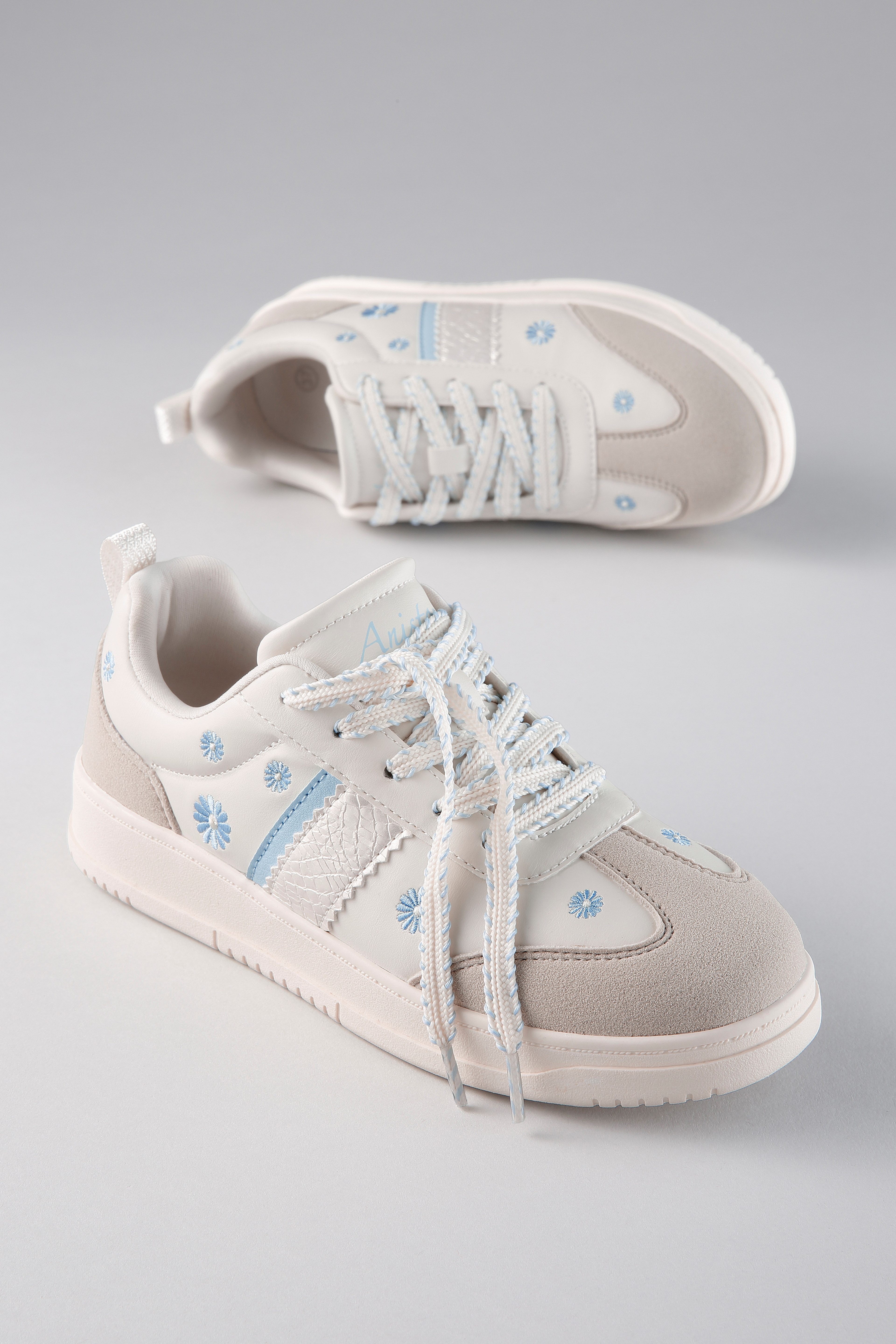 Aniston SHOES Plateausneaker Schnürschuh, Freizeitschuh mit Blumenstickerei günstig online kaufen