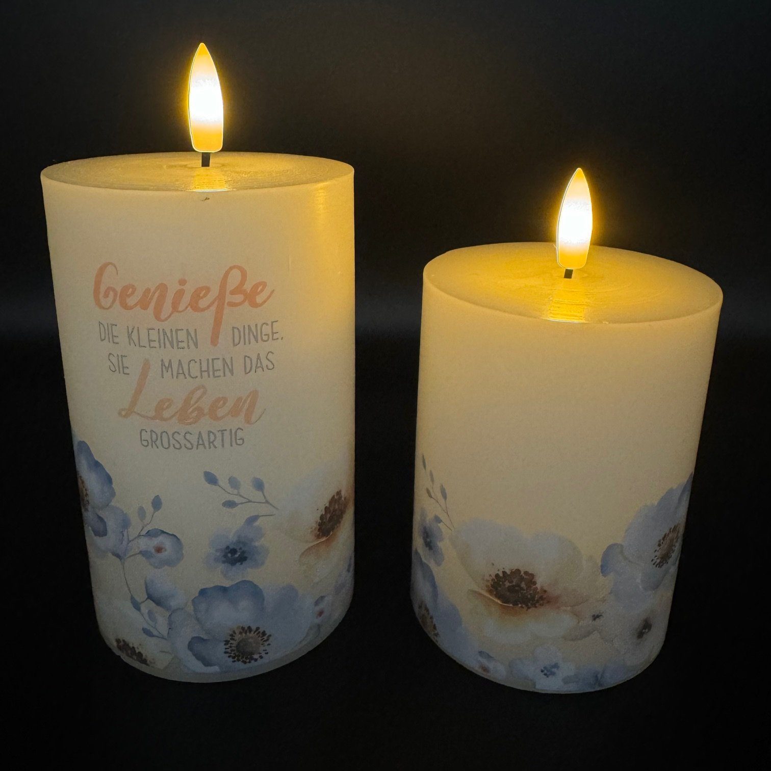 LED-Kerze 2 LED Kerzen mit Blumenmotiv aus Echtwachs mit Docht & Timer -