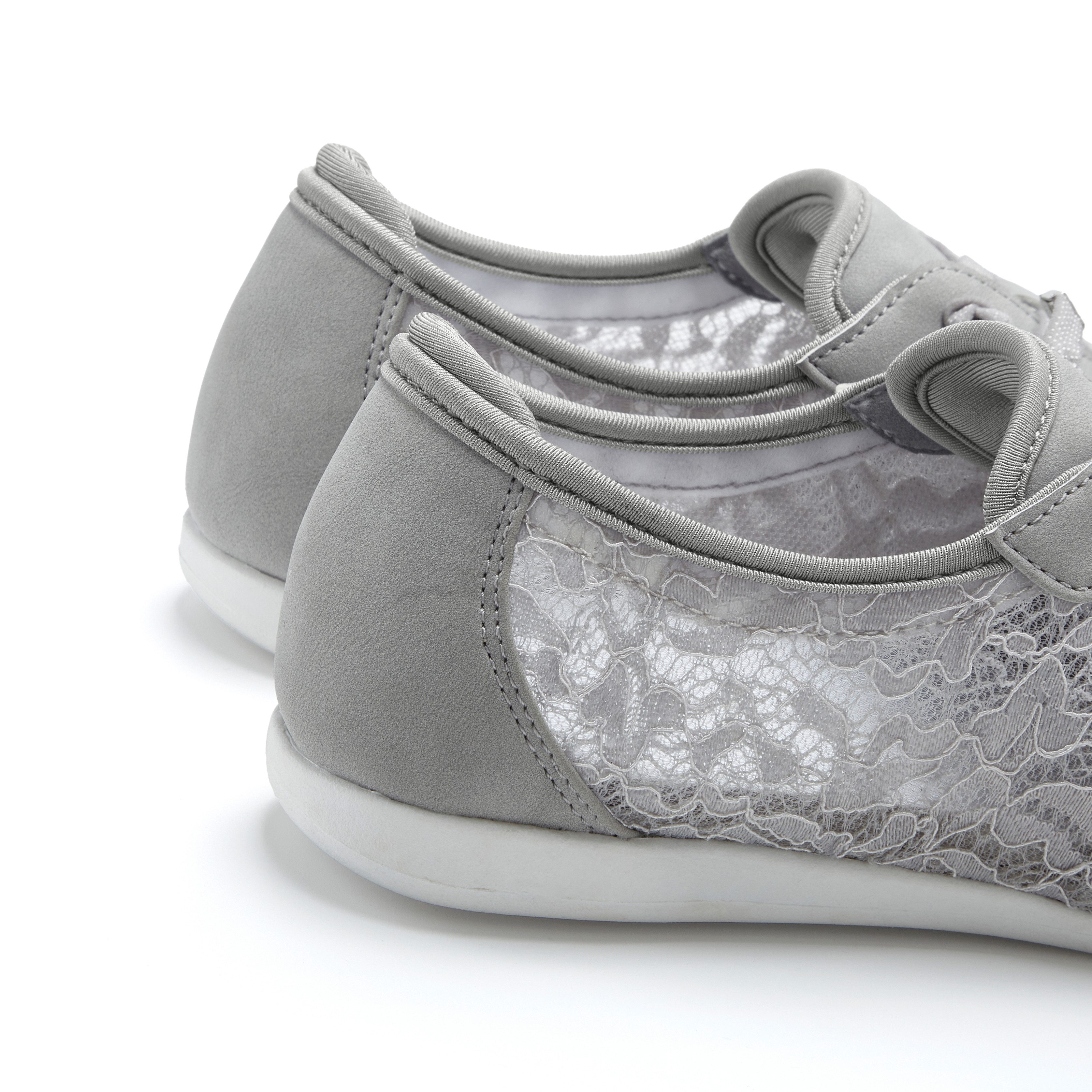 LASCANA Freizeitschuh, Halbschuh, Slip-On-Sneaker, Sneaker mit modischen Spitzendetails & herausnehmbarer Innensohle VEGAN
