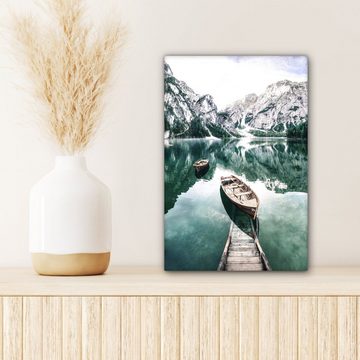 OneMillionCanvasses® Leinwandbild Berge - Schnee - Winter - Boote - See - Natur, (1 St), Leinwandbild fertig bespannt inkl. Zackenaufhänger, Gemälde, 20x30 cm