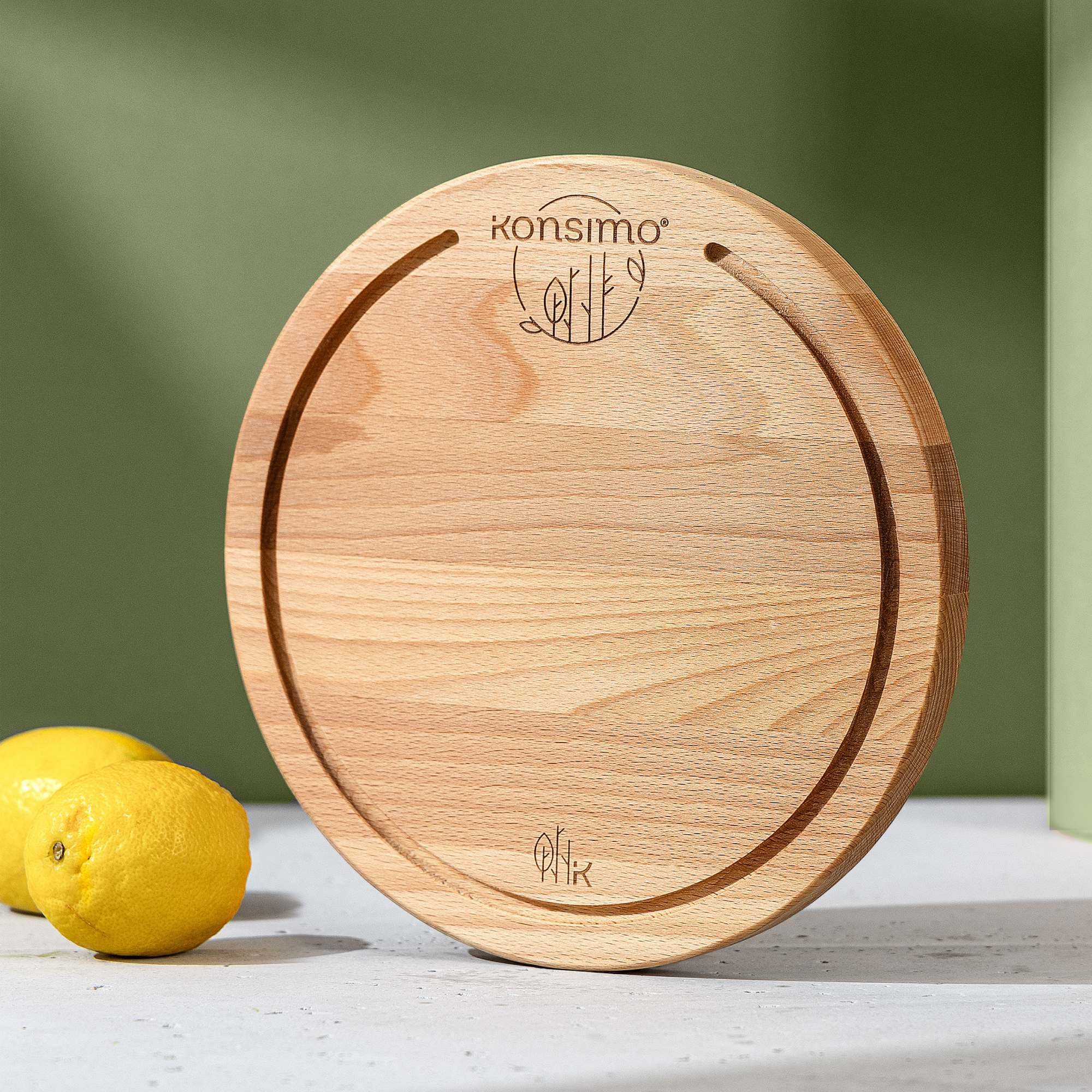 KONSIMO® Schneidebrett LESTE Rundes Designschneiderbrett, Massivholz, Servierbrett, Buchenholz, (Maße: ø25 cm, h. 2 cm), hergestellt in der EU, mit Saftrillen, Handarbeit