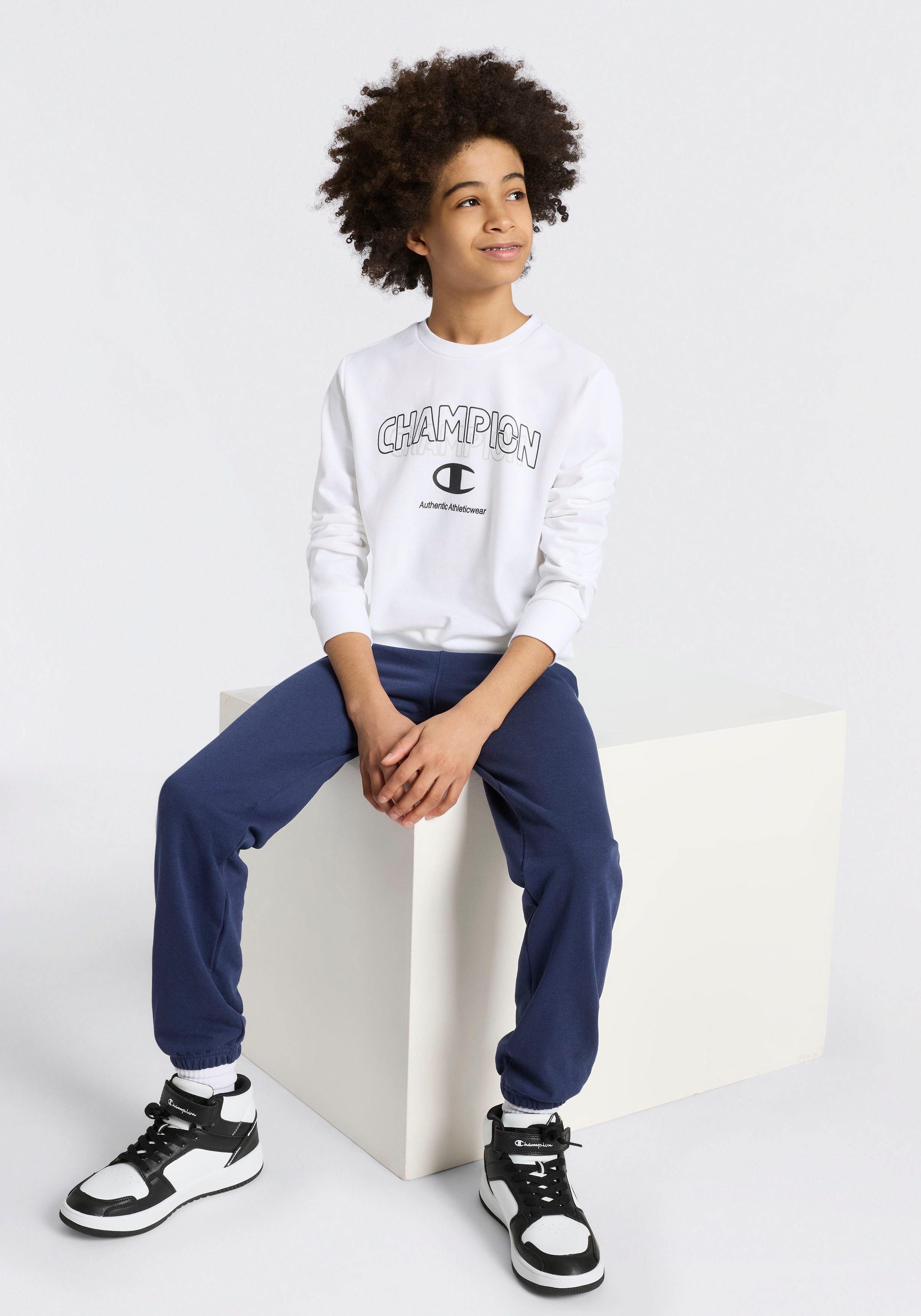 Champion Jogginganzug Graphic Terry Crewneck Sweatsuit (2-tlg), für Kinder geeignet, zweiteiliges Set mit 2 Teilen, bequeme Passform