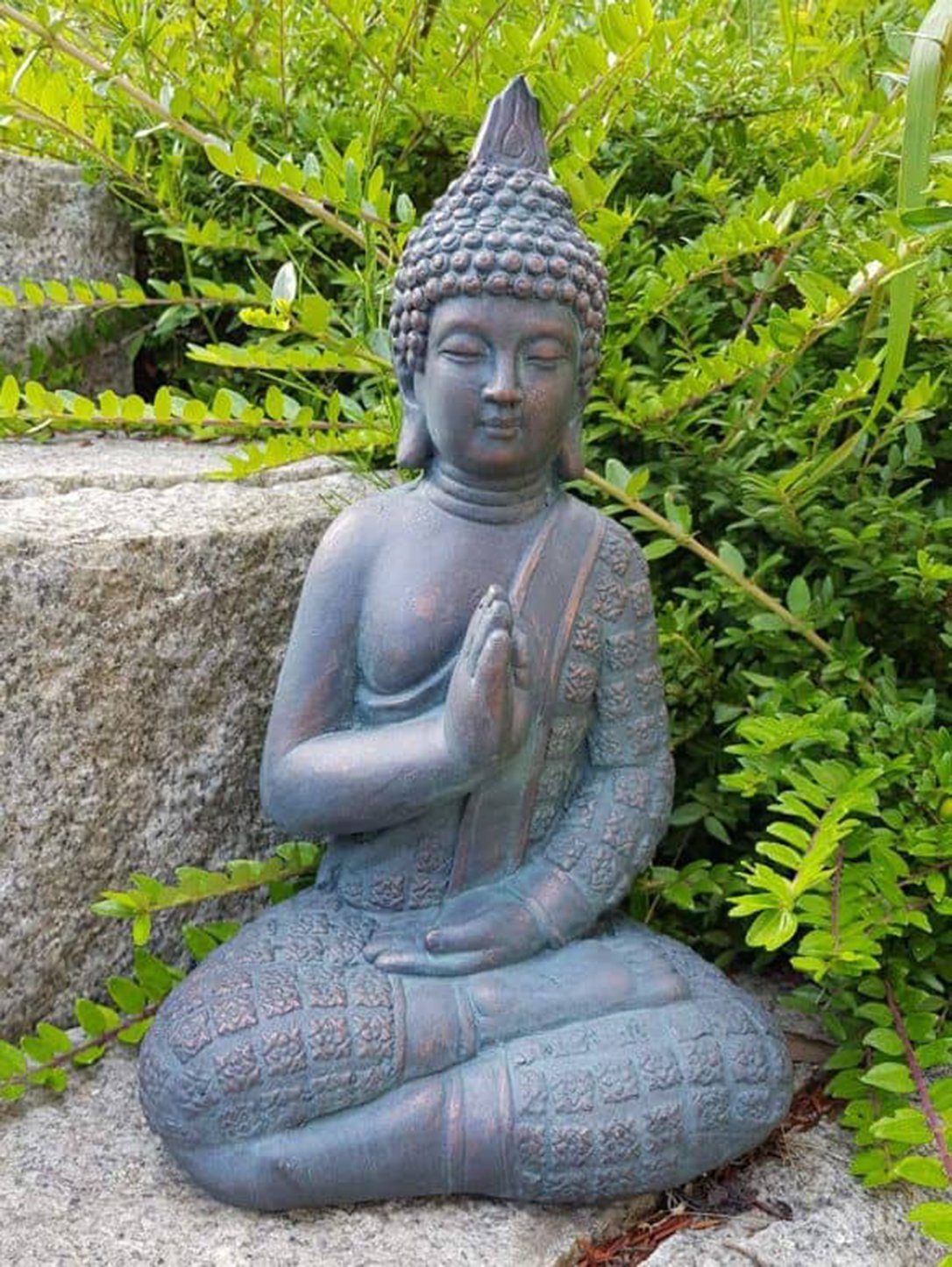 K&L Wall Art Buddhafigur Buddha Gartenfigur Feng Shui Deko Statue Mönch  Steinfigur, Zen Wellness Figurine Metalloptik