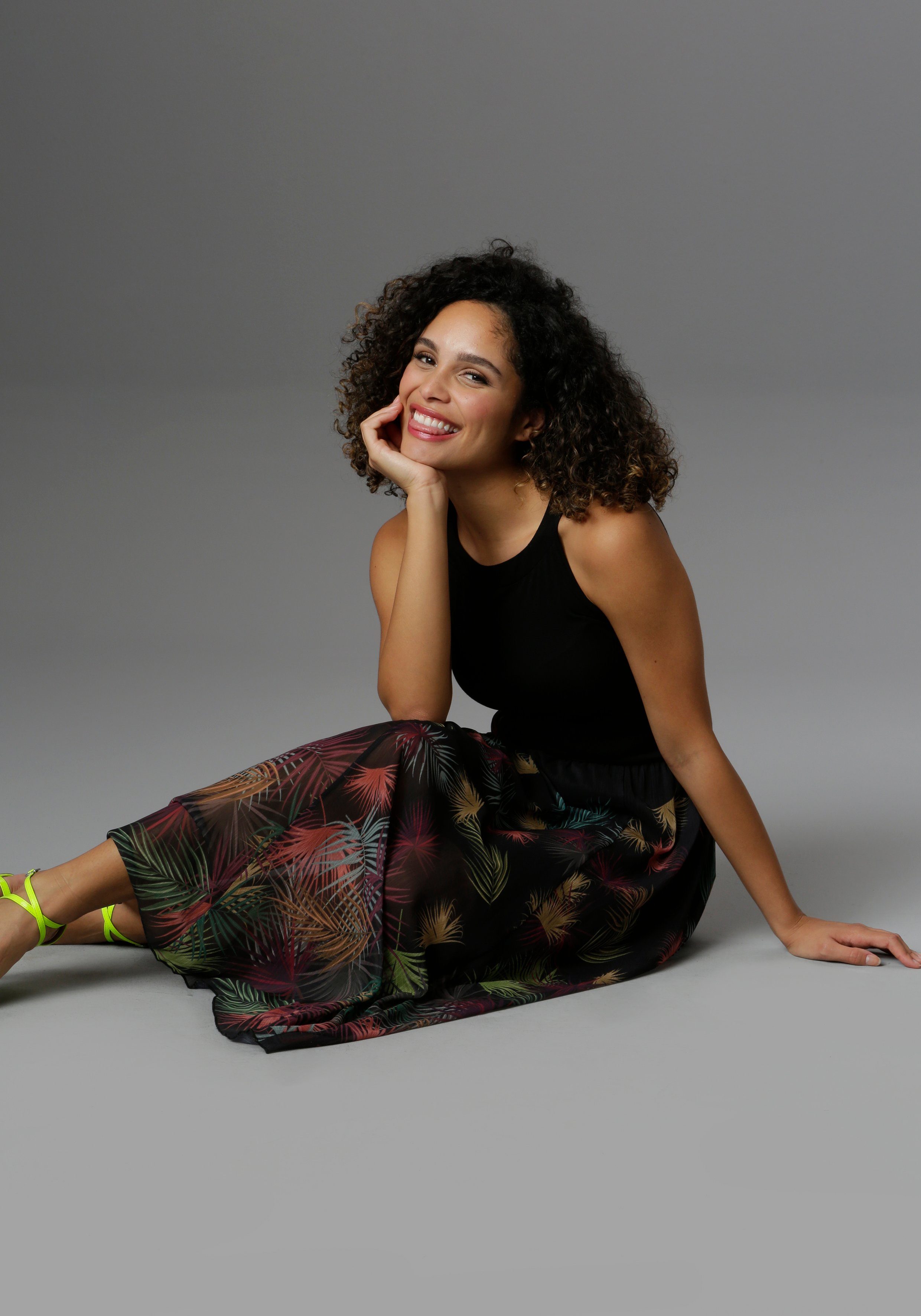 Aniston SELECTED Sommerkleid mit buntem Blätterdruck