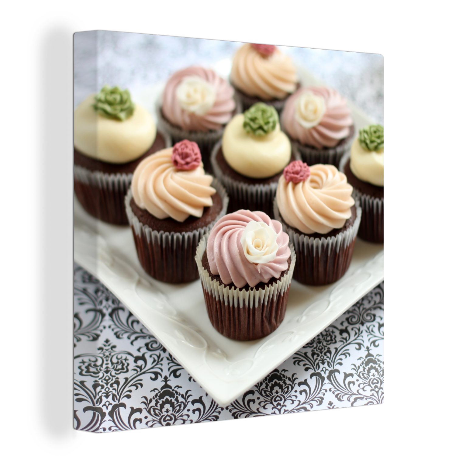 OneMillionCanvasses® Leinwandbild Ein Teller mit Schokoladen-Cupcakes mit Zuckerguss, (1 St), Leinwand Bilder für Wohnzimmer Schlafzimmer