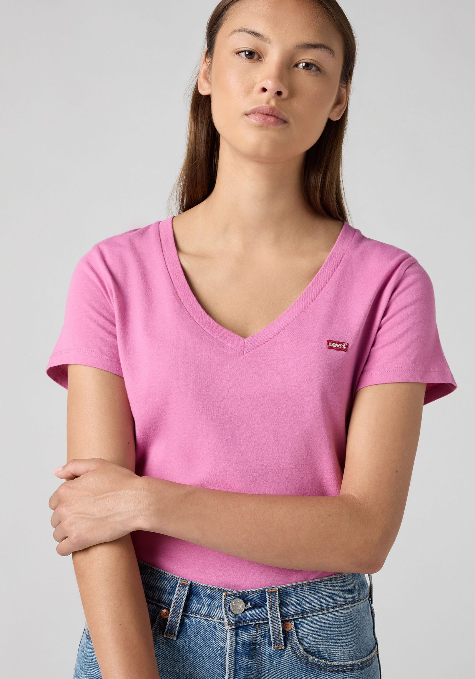 Levi's® V-Shirt Perfect Tee mit kleinem Batwing- Logo