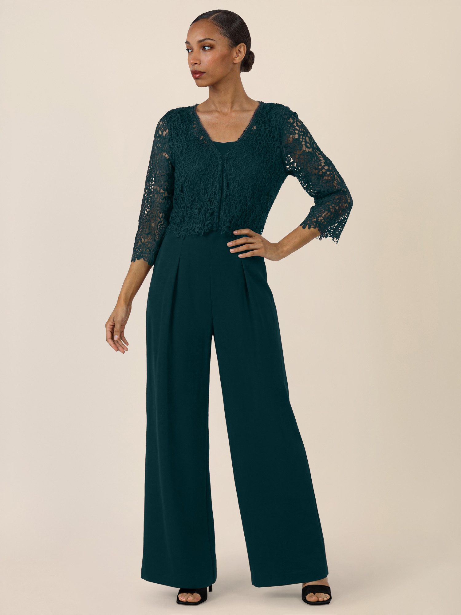 Apart Jumpsuit mit Spitzenjäckchen und weitem Bein