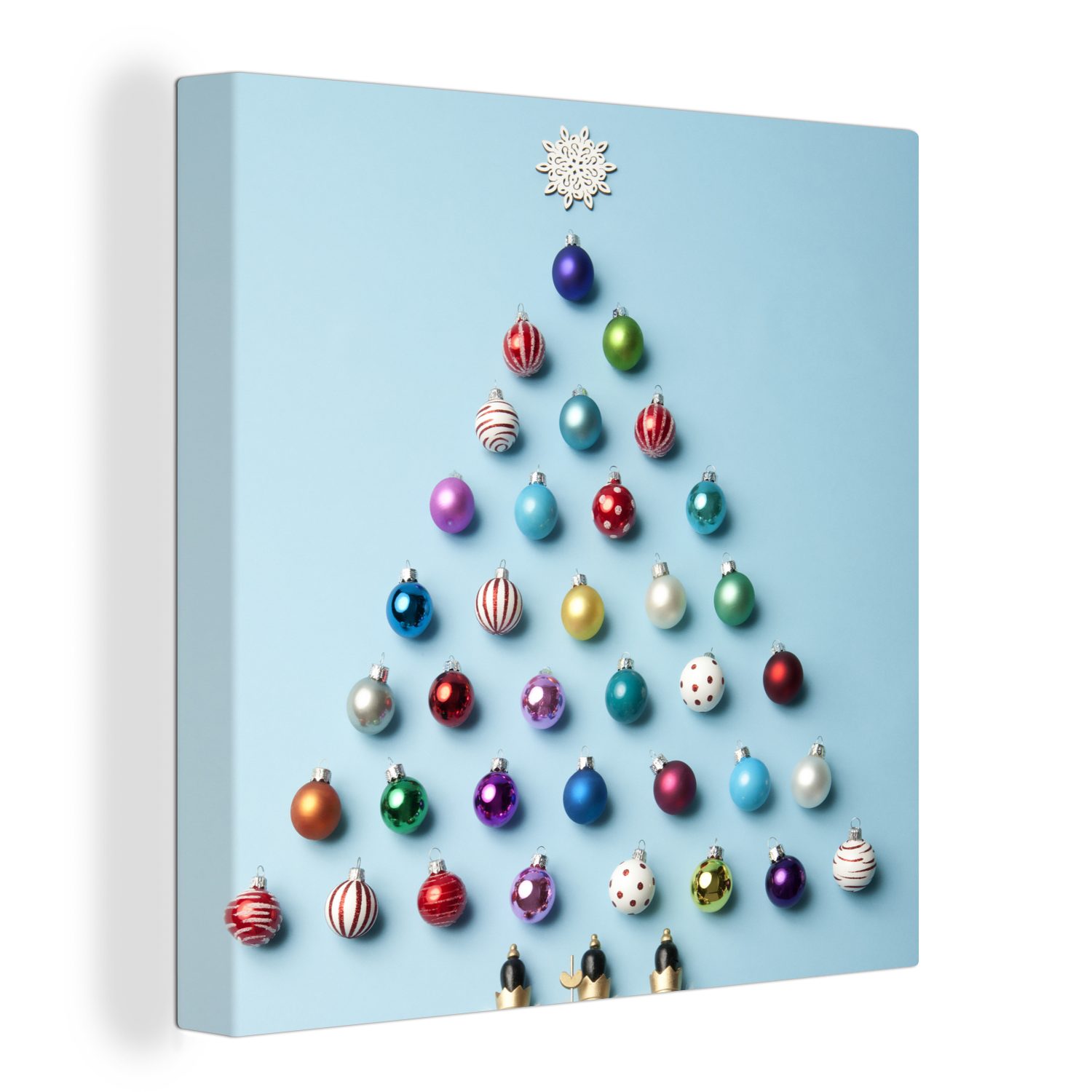 OneMillionCanvasses® Leinwandbild Ein Weihnachtsbaum aus Kugeln auf hellblauem Hintergrund, (1 St), Leinwand Bilder für Wohnzimmer Schlafzimmer