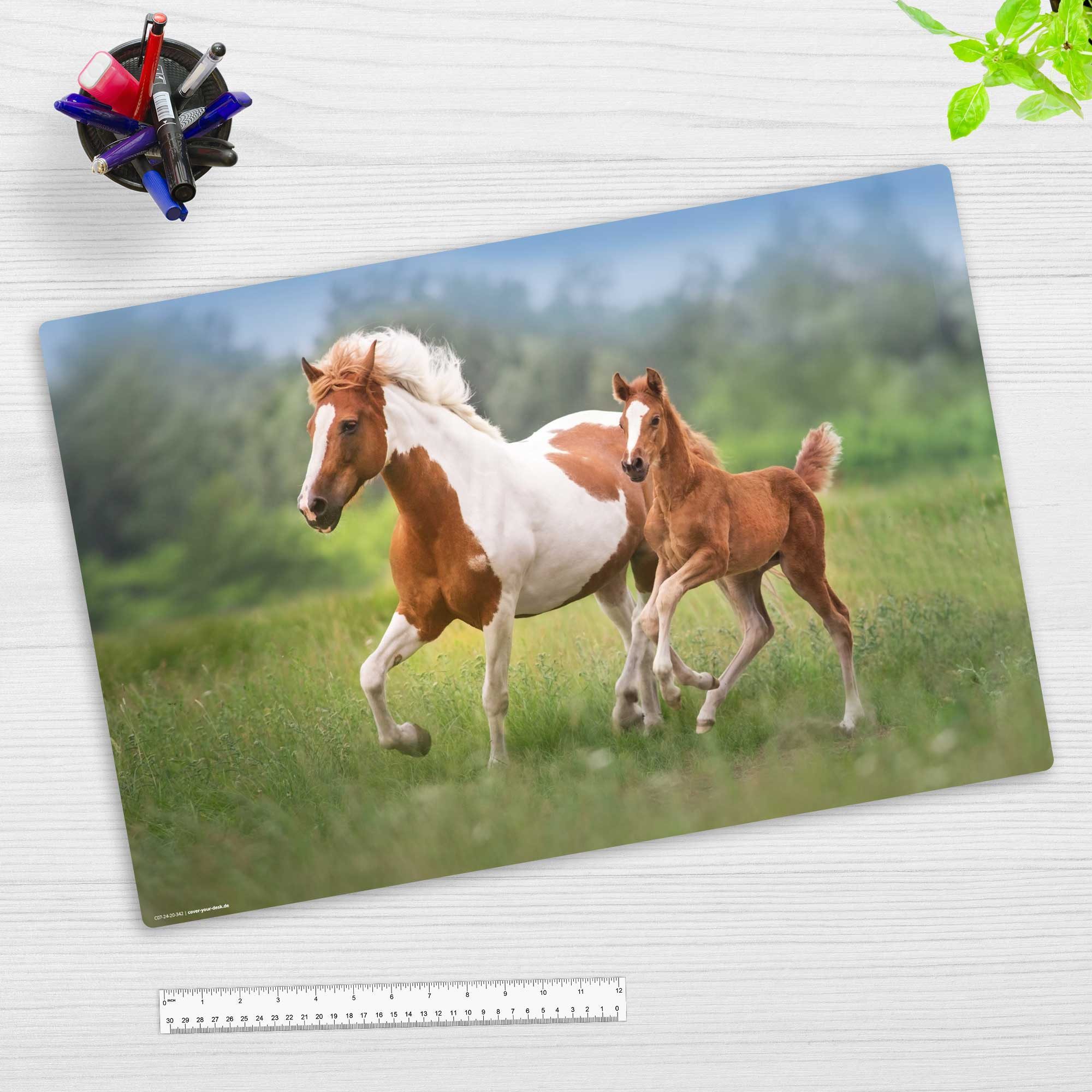 cover-your-desk.de Schreibtischunterlage abwaschbar - Pferde Mama mit Fohlen - premium Vinyl - Made in Germany, (1 tlg)