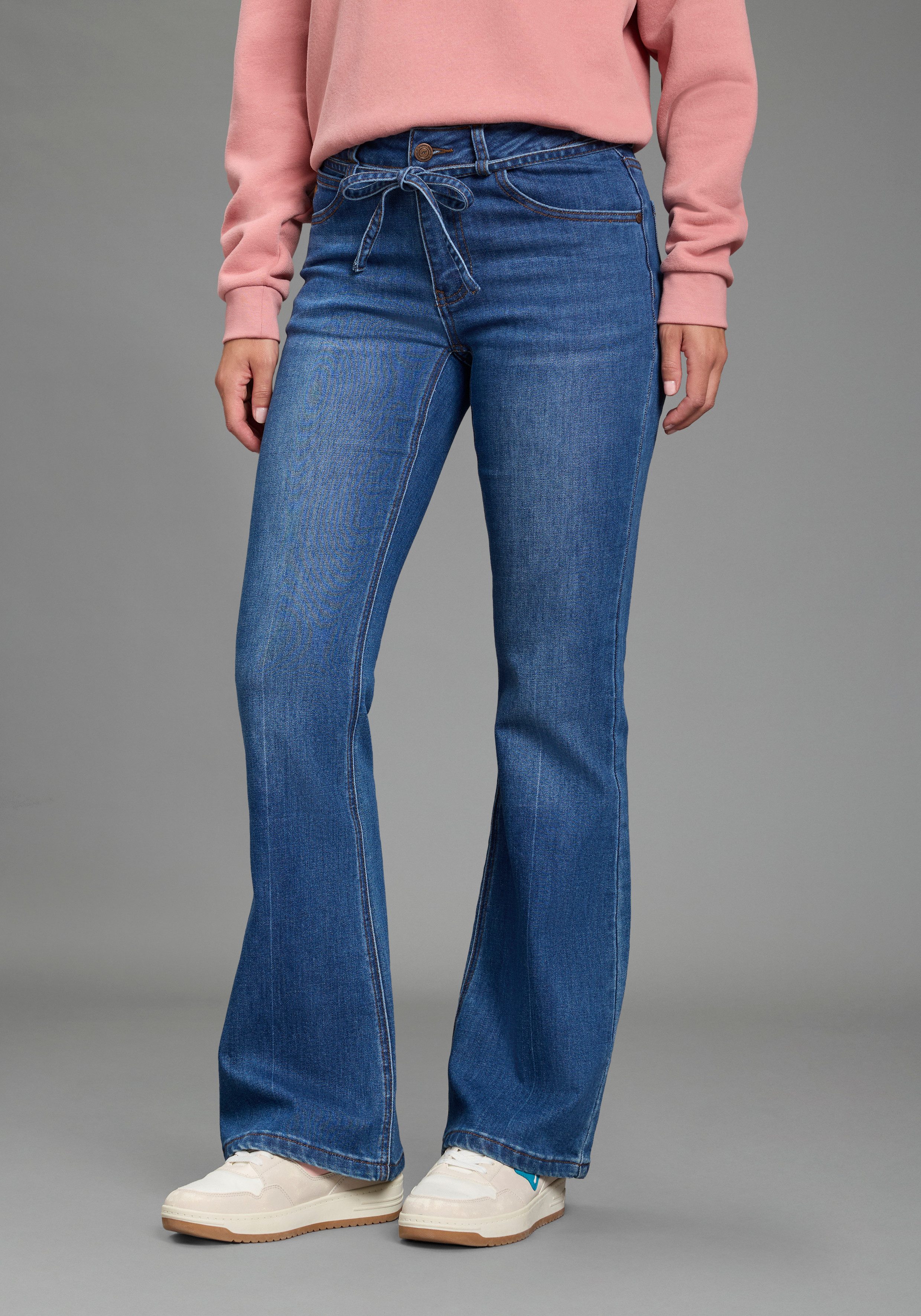 KangaROOS Weite Jeans mit Reißverschluss, Knopf und Tunnelzug mit Bindeband, lange Beinlänge. € 59,99, (€ 59,99 pro 1 Stk).