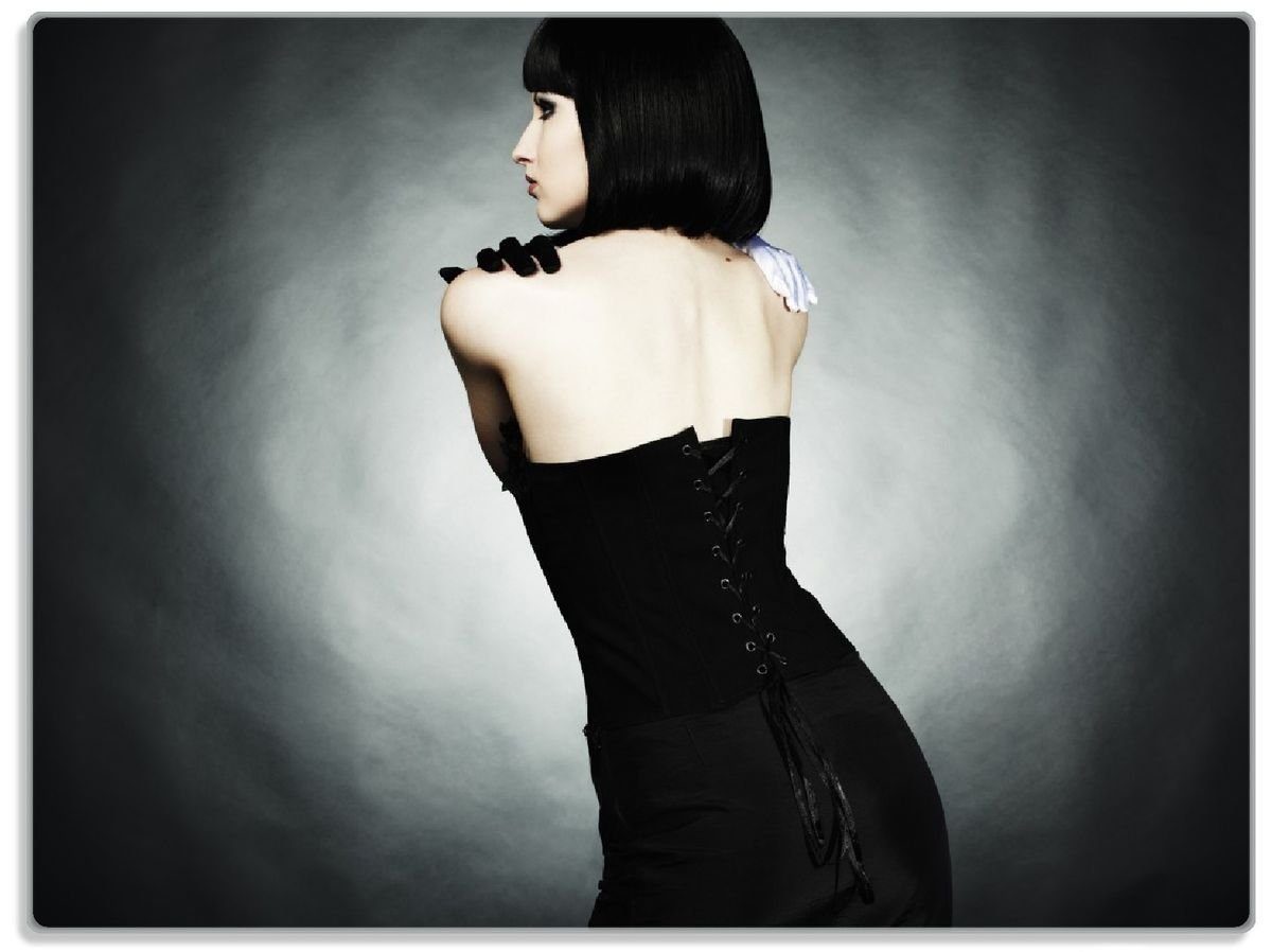 Rücken, 4mm, 30x40cm Frau zeigt Gummifüße Wallario rutschfester im schwarzen Kleid Schöne ihren Schneidebrett ESG-Sicherheitsglas, (inkl. 1-St),