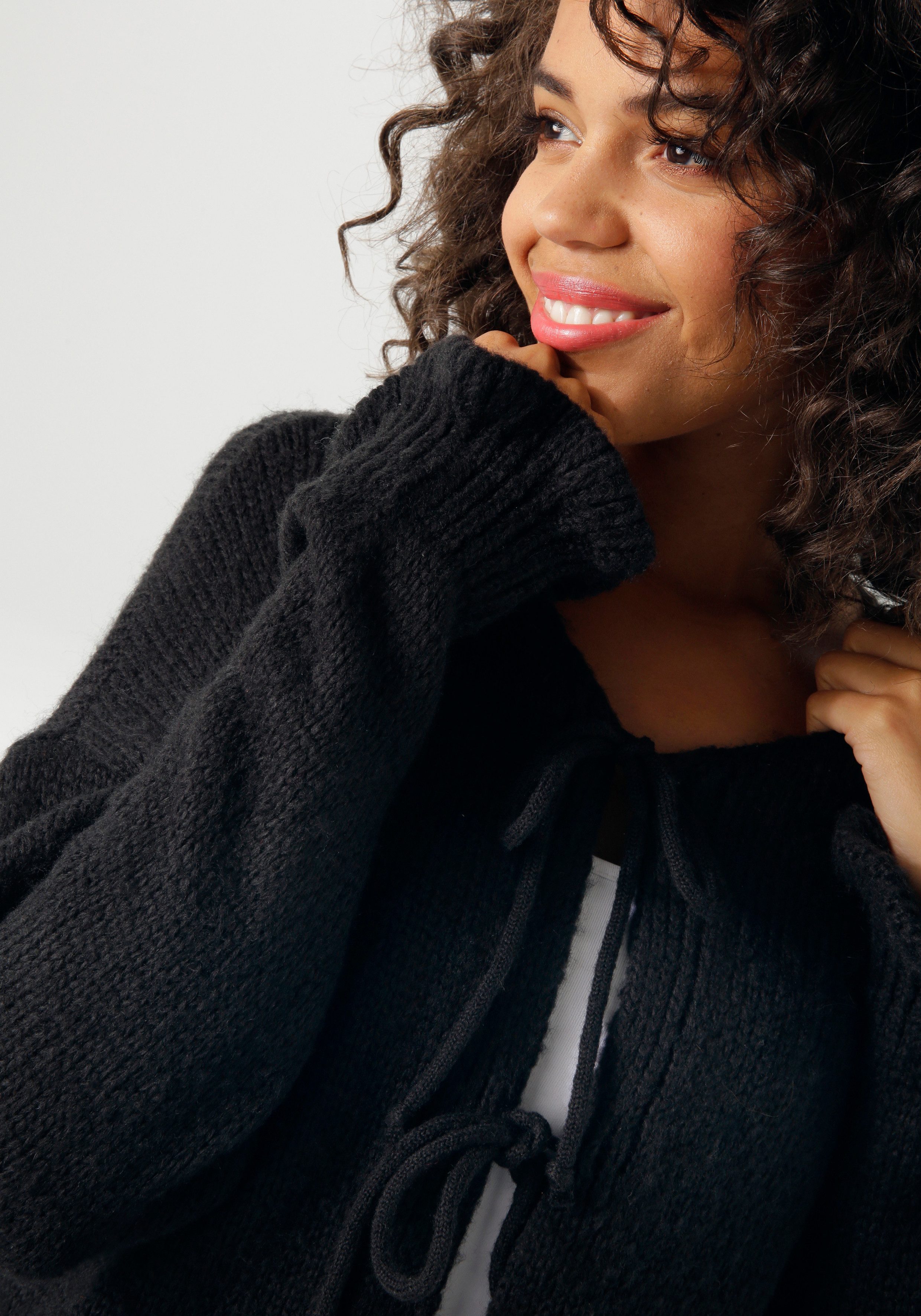 Aniston CASUAL Strickjacke mit trendigen Bindebändern zu schließen