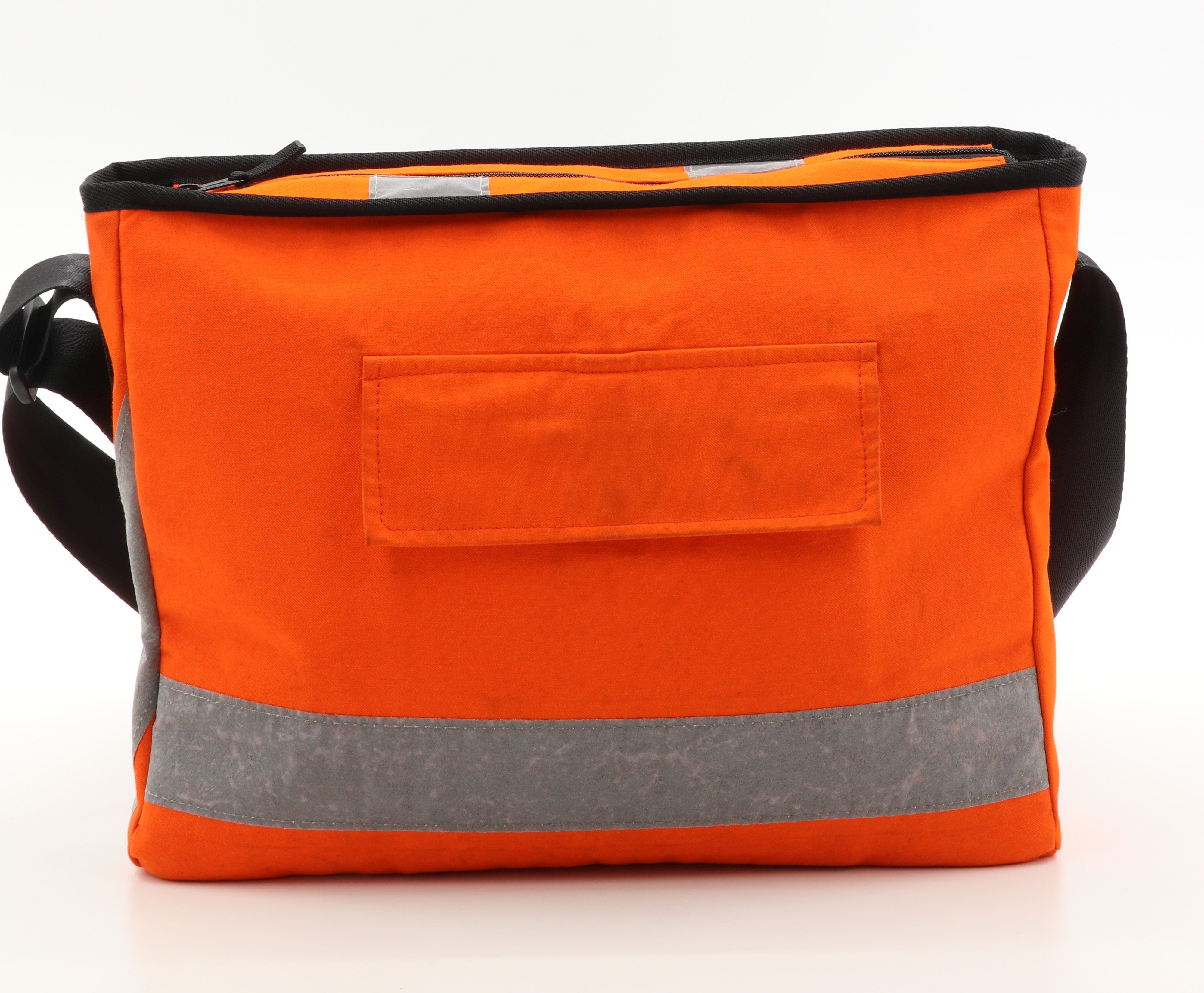 JUNAKii Messenger Bag, Unikat, nachhaltig, funktional, robust, upcycling, aus Europa