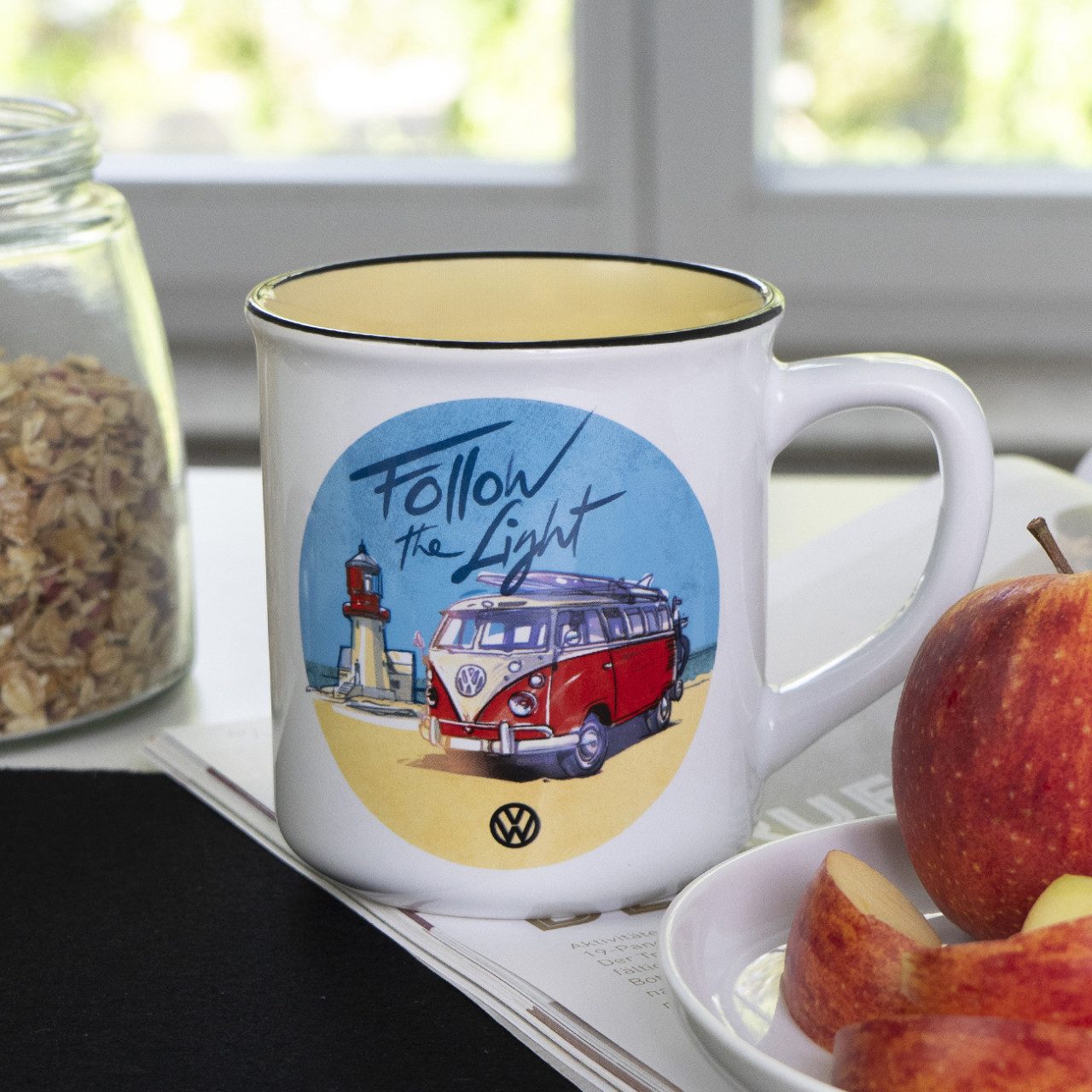 Geda Labels GmbH Tasse VW Follow the light Emaille-Optik 400ml, 1-tlg., Keramik, Gelb, 400ml, spülmaschinengeeignet