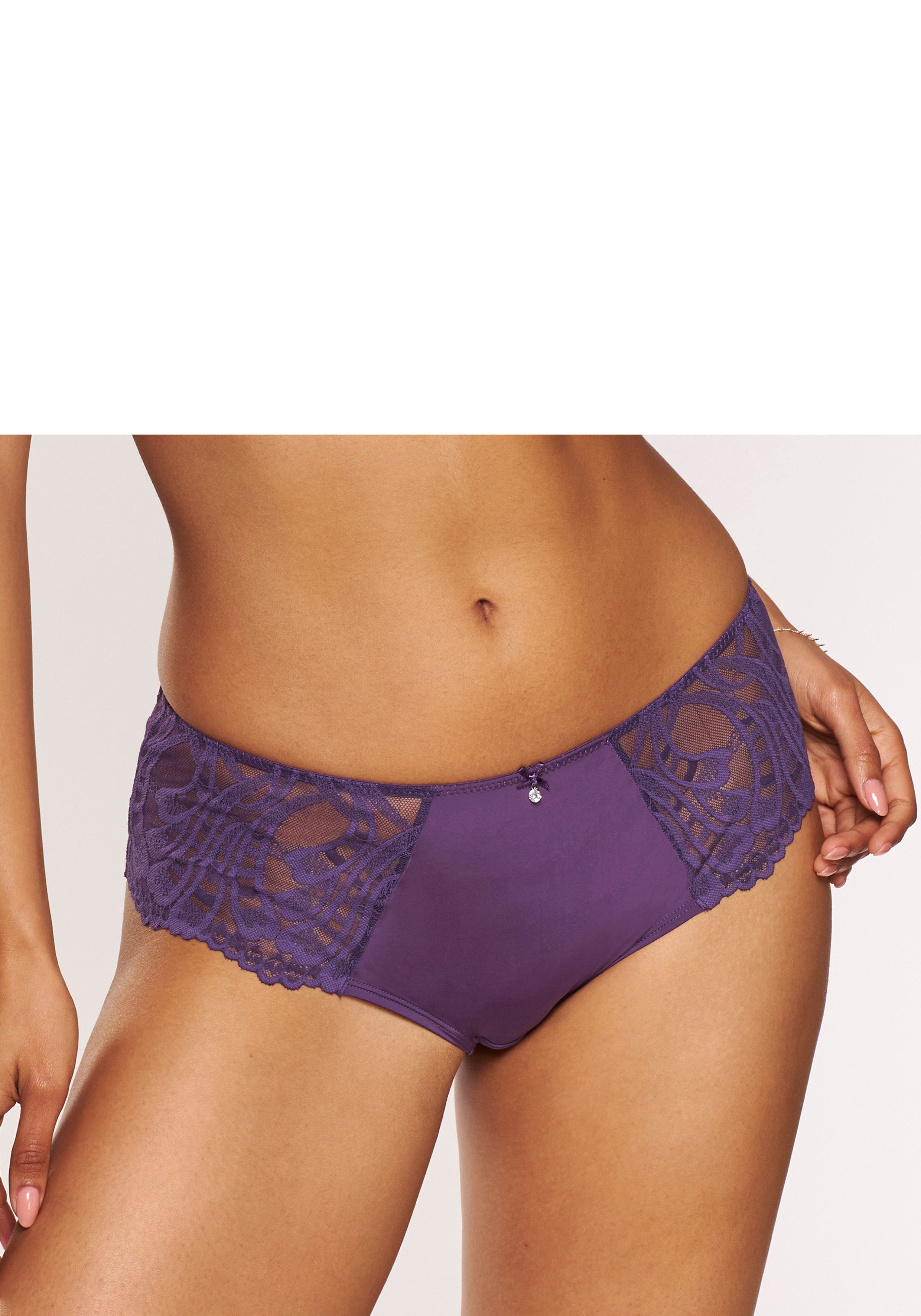 LASCANA Panty Flora mit feiner, leicht transparenter Spitze und edlem Accessoire