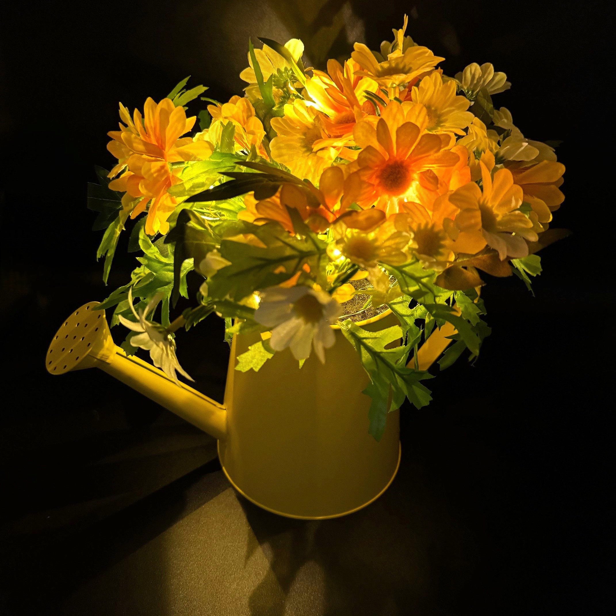 Kunstpflanze Deko Gießkanne mit künstlichen Blumen, LED Lichterkette & Time günstig online kaufen