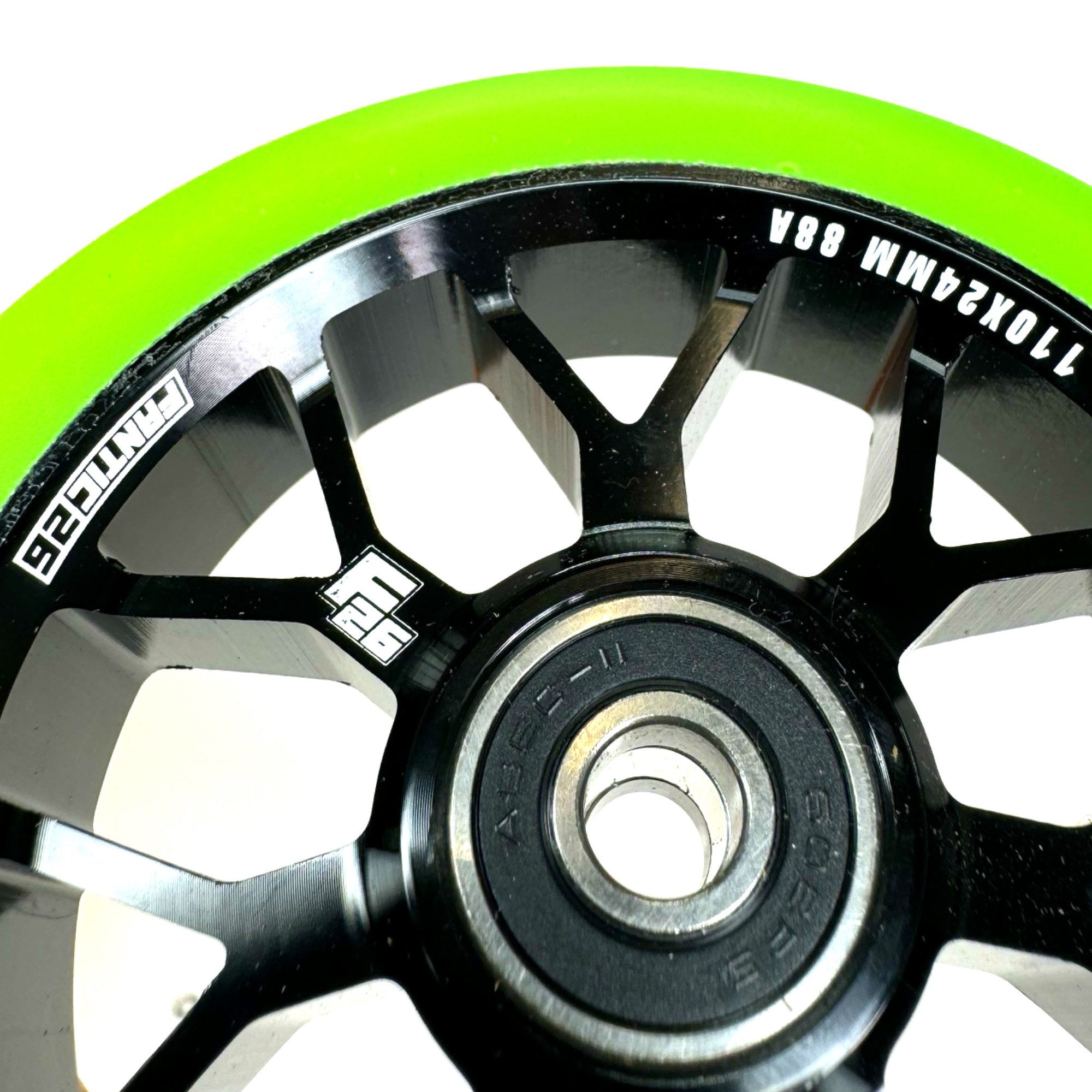 Thumbnail - Fantic26 Stuntscooter Fantic26 Spy7 Stunt-Scooter Rolle 110mm Abec11 Schwarz/Pu Grün