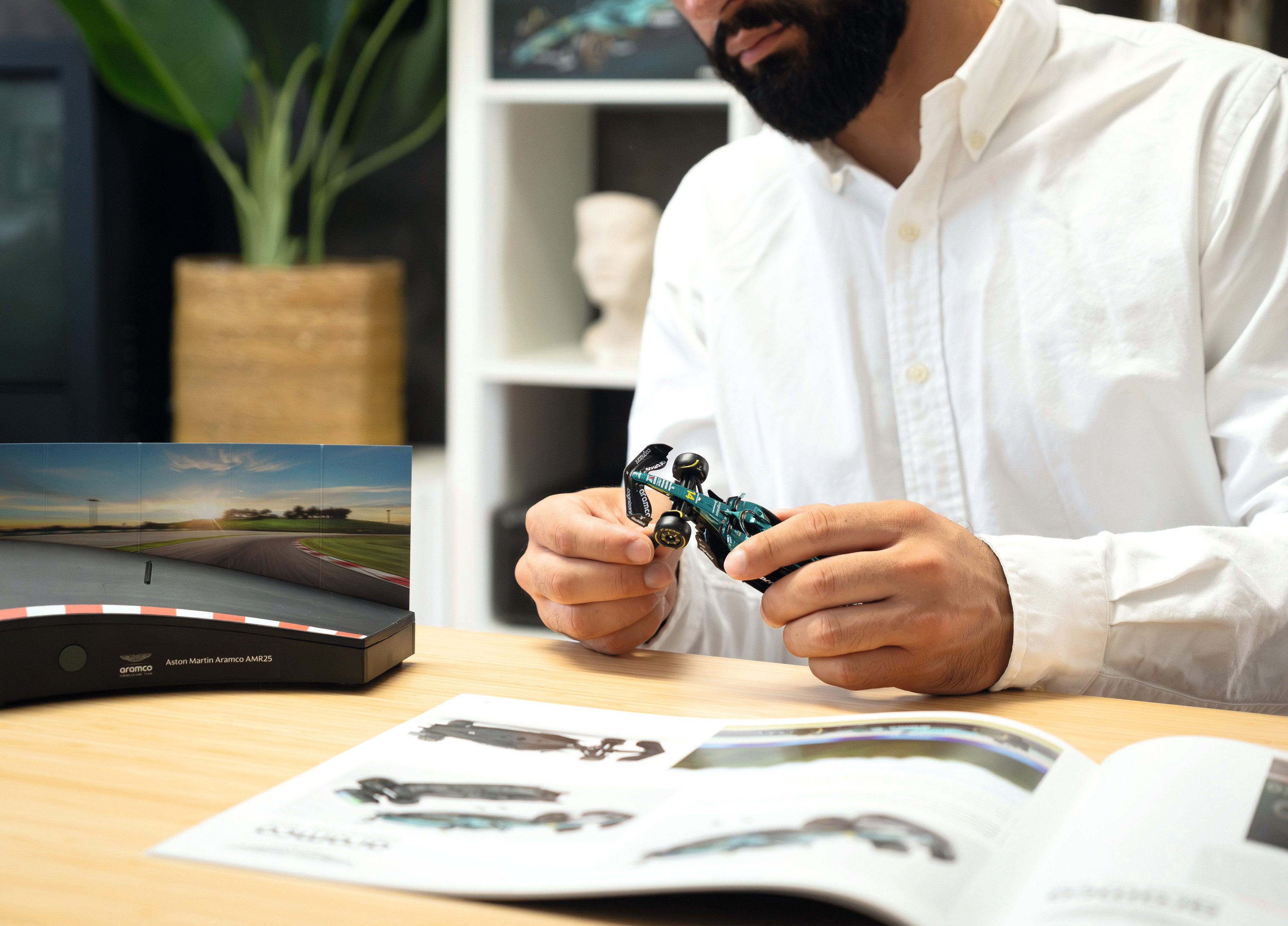 Franzis Adventskalender Aston Martin Aramco Formel 1 Adventskalender – Bild 5 von 5