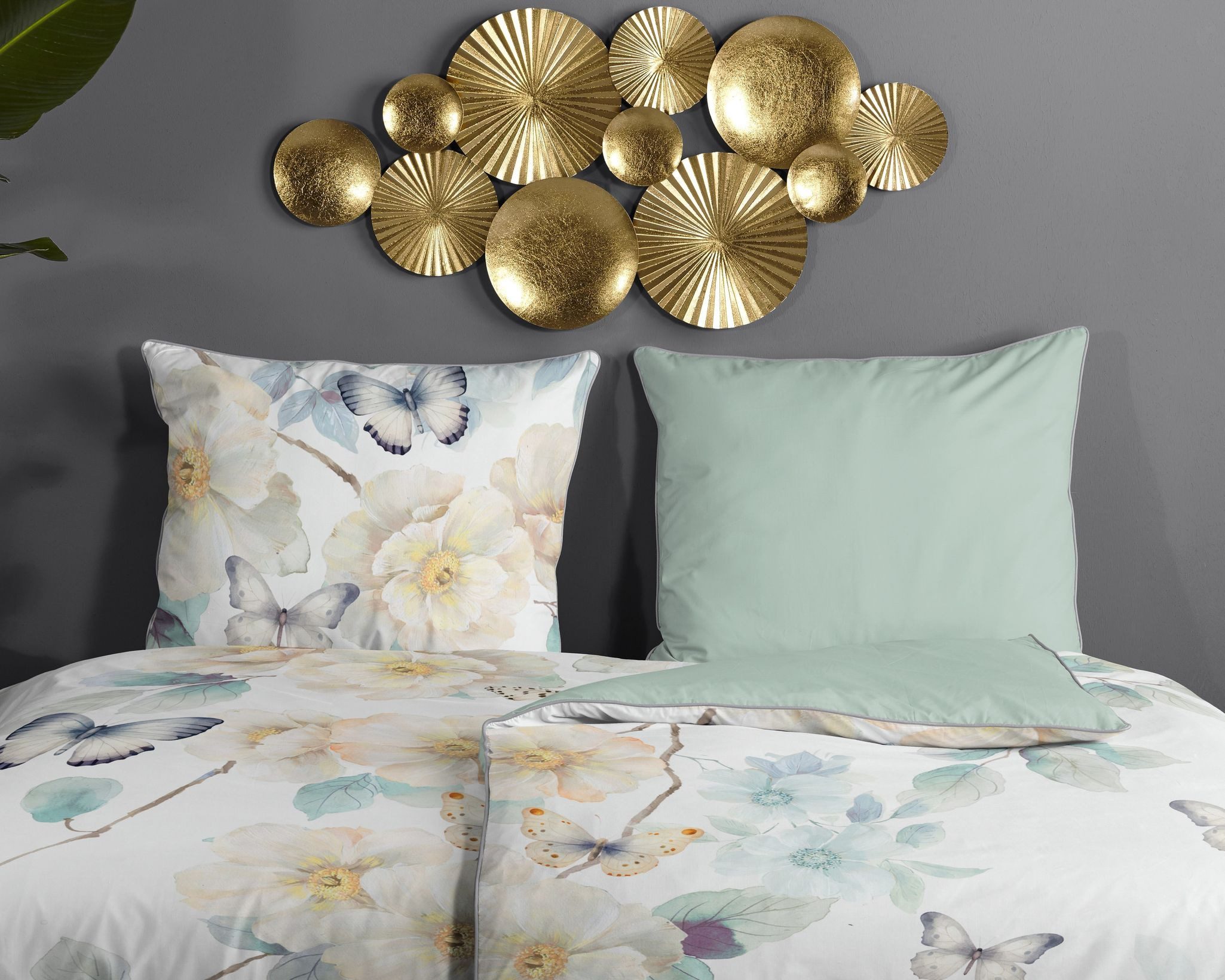 JACK Bettwäsche 135x200cm Butterfly Heaven Weiß, Satin, 2 teilig, mit zarten weißen Blüten