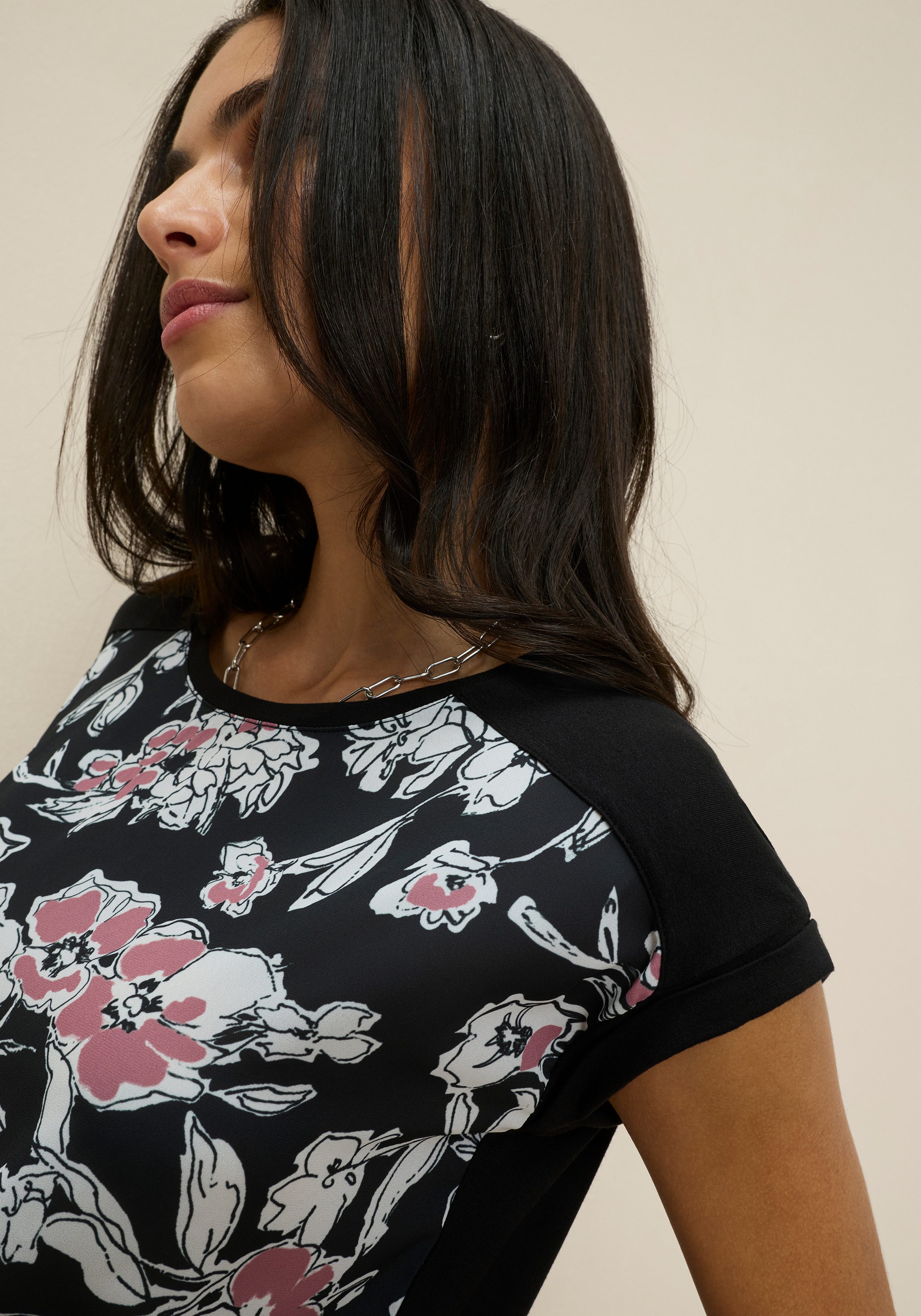 Tamaris Shirtbluse aus elastischer Viskosemischung mit Satineinsatz in lockerer Form mit Print – Bild 3 von 5