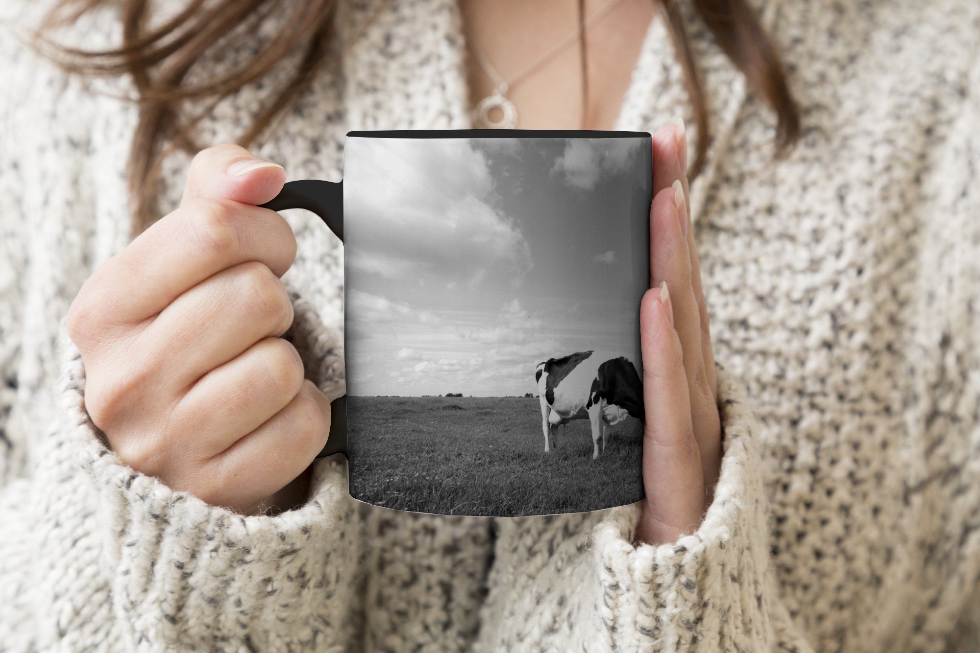 Farbwechsel, Kühe einer - auf schwarz-weiß, Friesland Wiese Teetasse, grasen Friesische Keramik, in Geschenk MuchoWow Tasse Zaubertasse, Kaffeetassen,