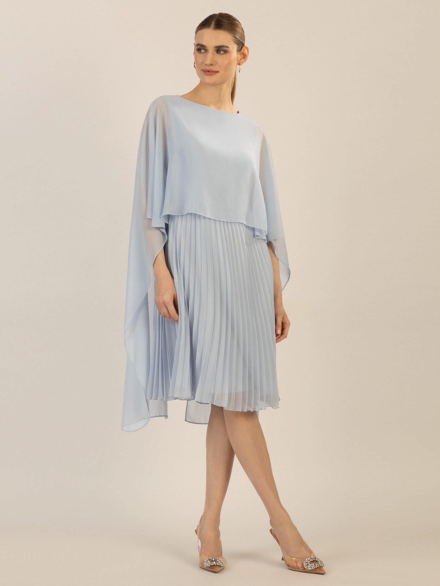 Apart Cocktailkleid mit Plisseerock und angearbeitetem Cape aus Chiffon günstig online kaufen