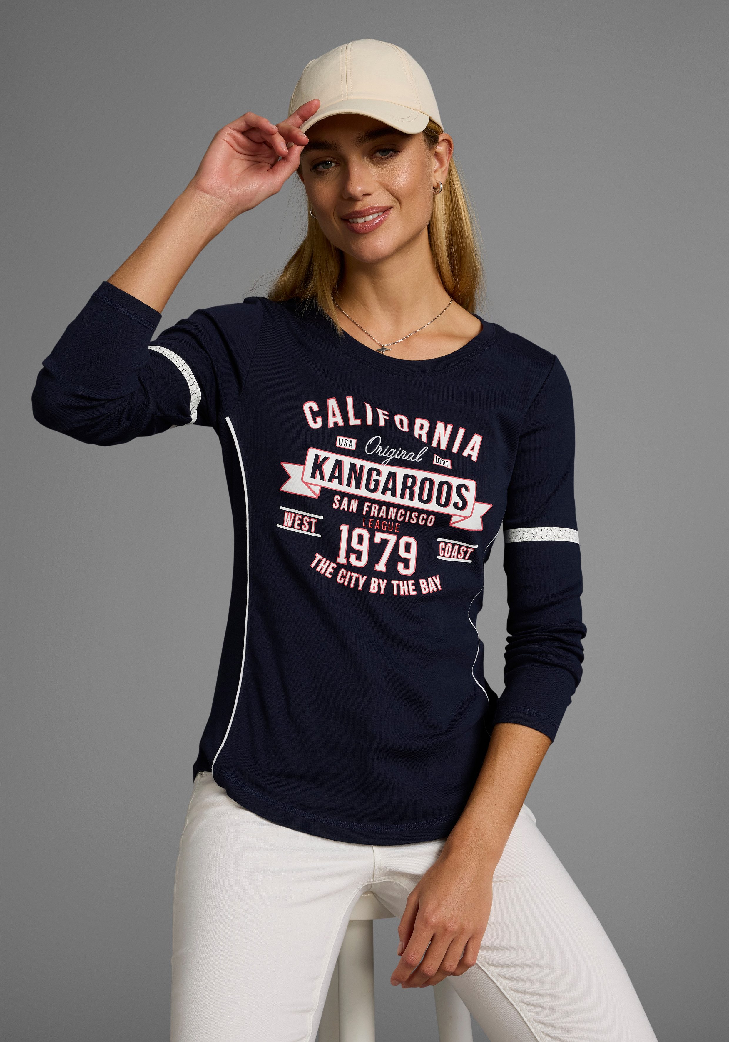 KangaROOS Langarmshirt Langarm, sehr figurbetont, bedruckt und mit Stickerei
