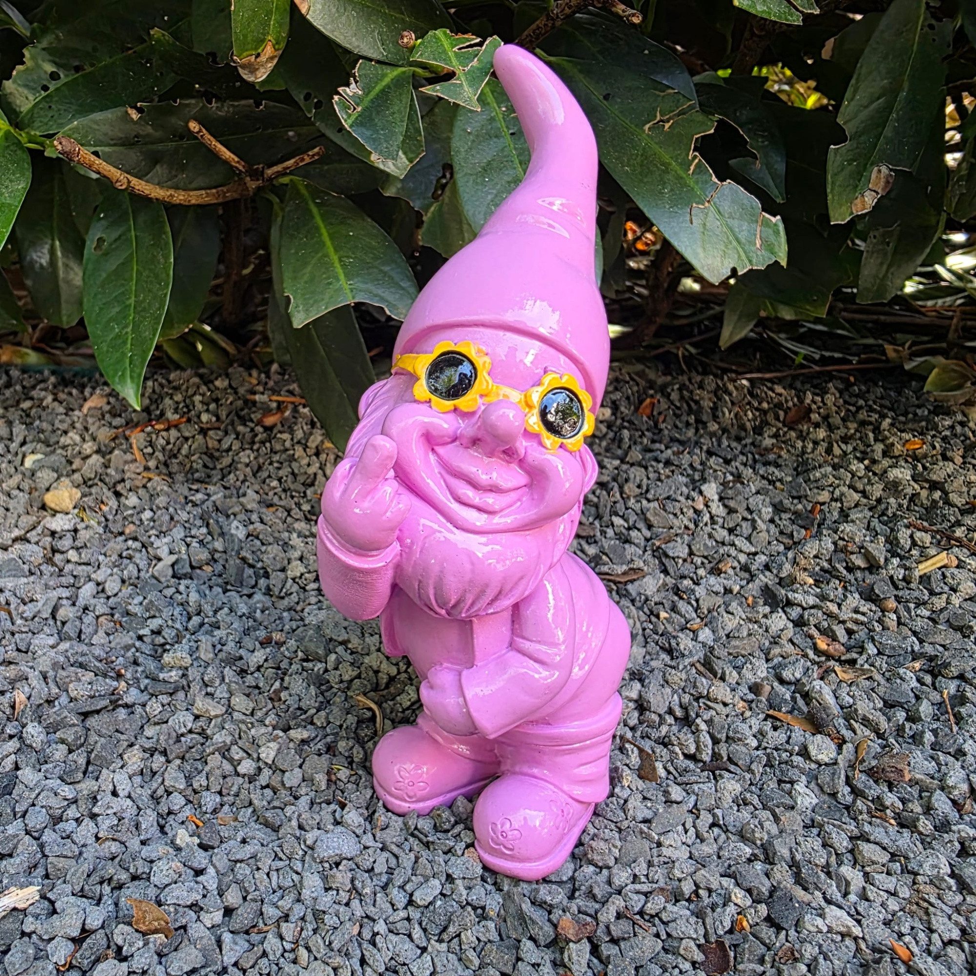 Aspinaworld Gartenfigur Gartenzwerg mit Stinkefinger und Sonnenbrille 18 cm rosa